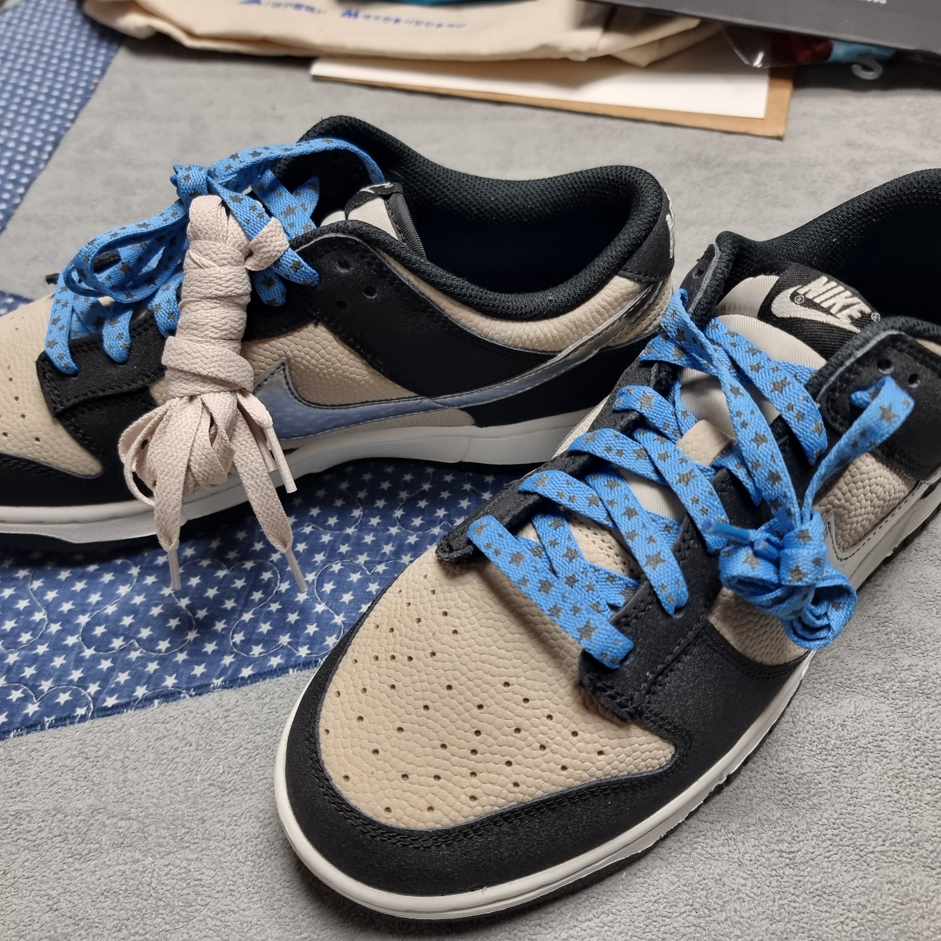 (W) Nike Dunk Low Light Bone Metallic Silver 착용 스타일 - 2
