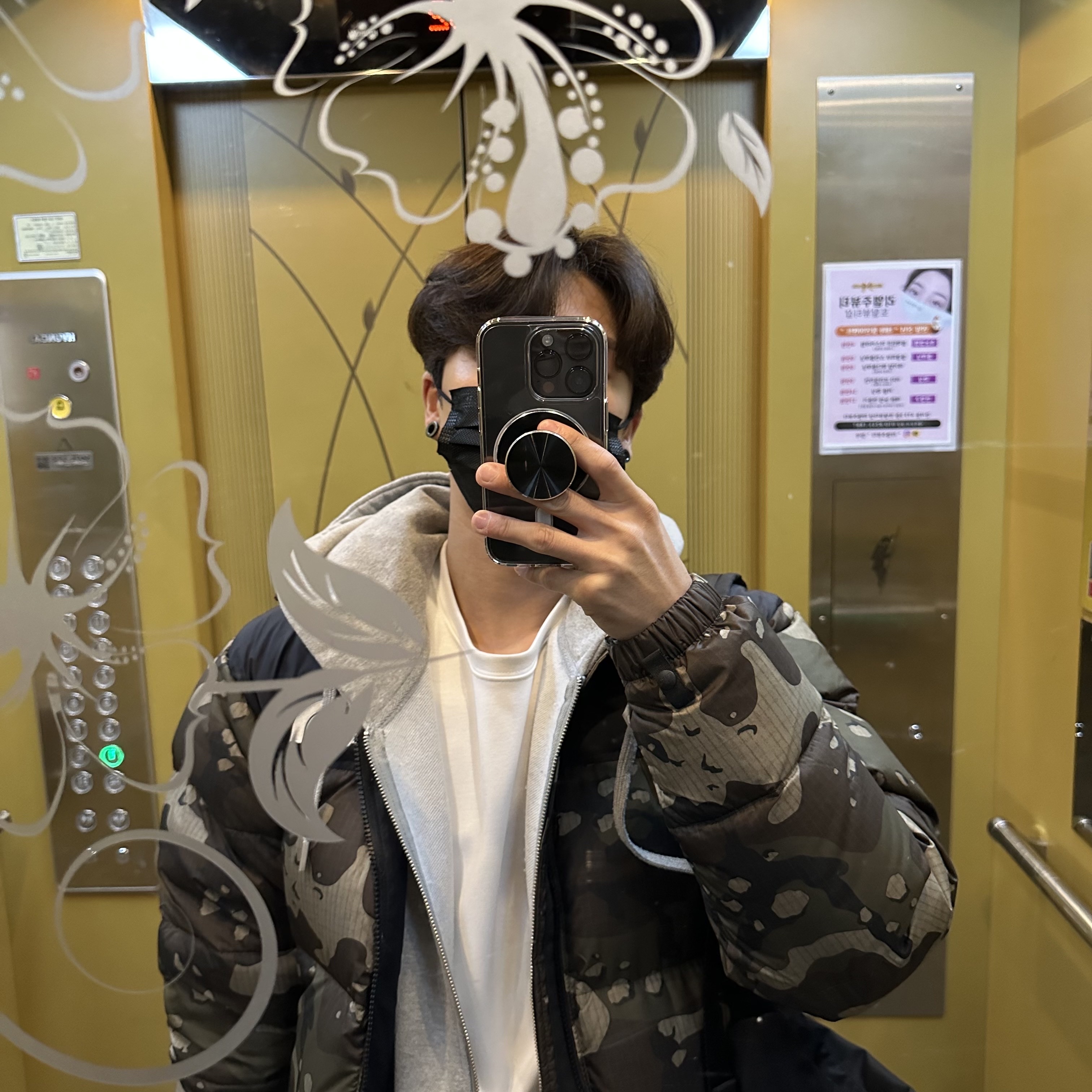 The North Face 1996 Novelty Nuptse Jacket Woodland Camo 착용 스타일