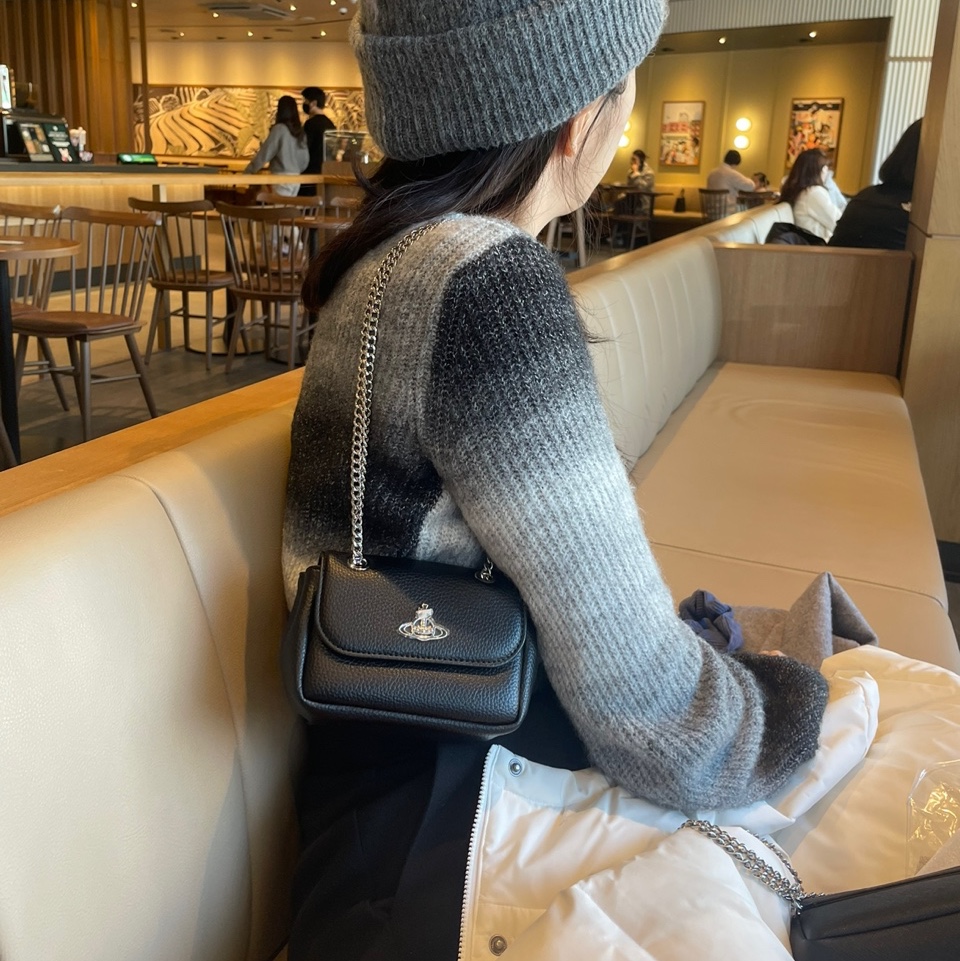 Vivienne Westwood Re-Vegan Grain Purse with Chain Black 착용 스타일