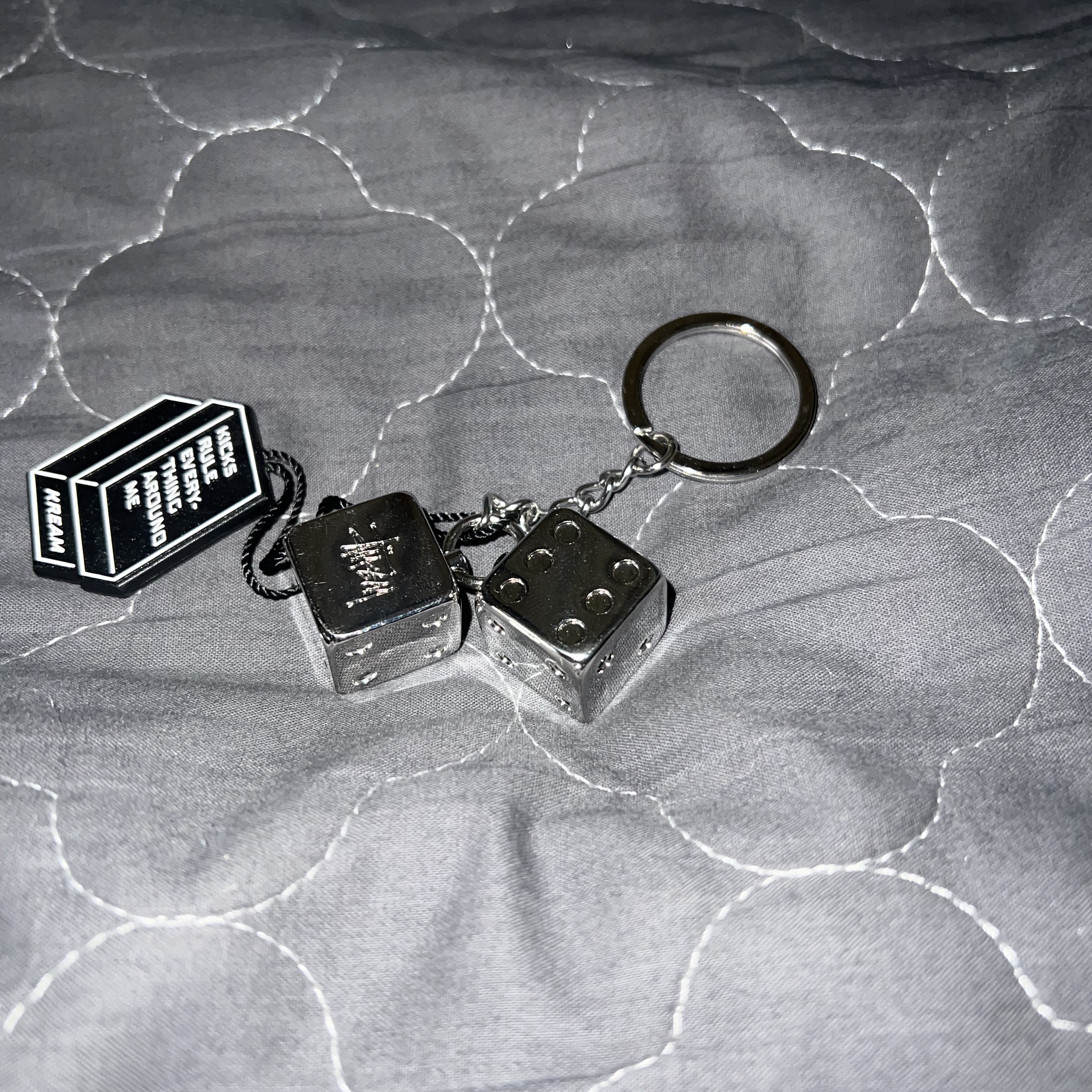 Stussy Metal Dice Keychain Silver 착용 스타일