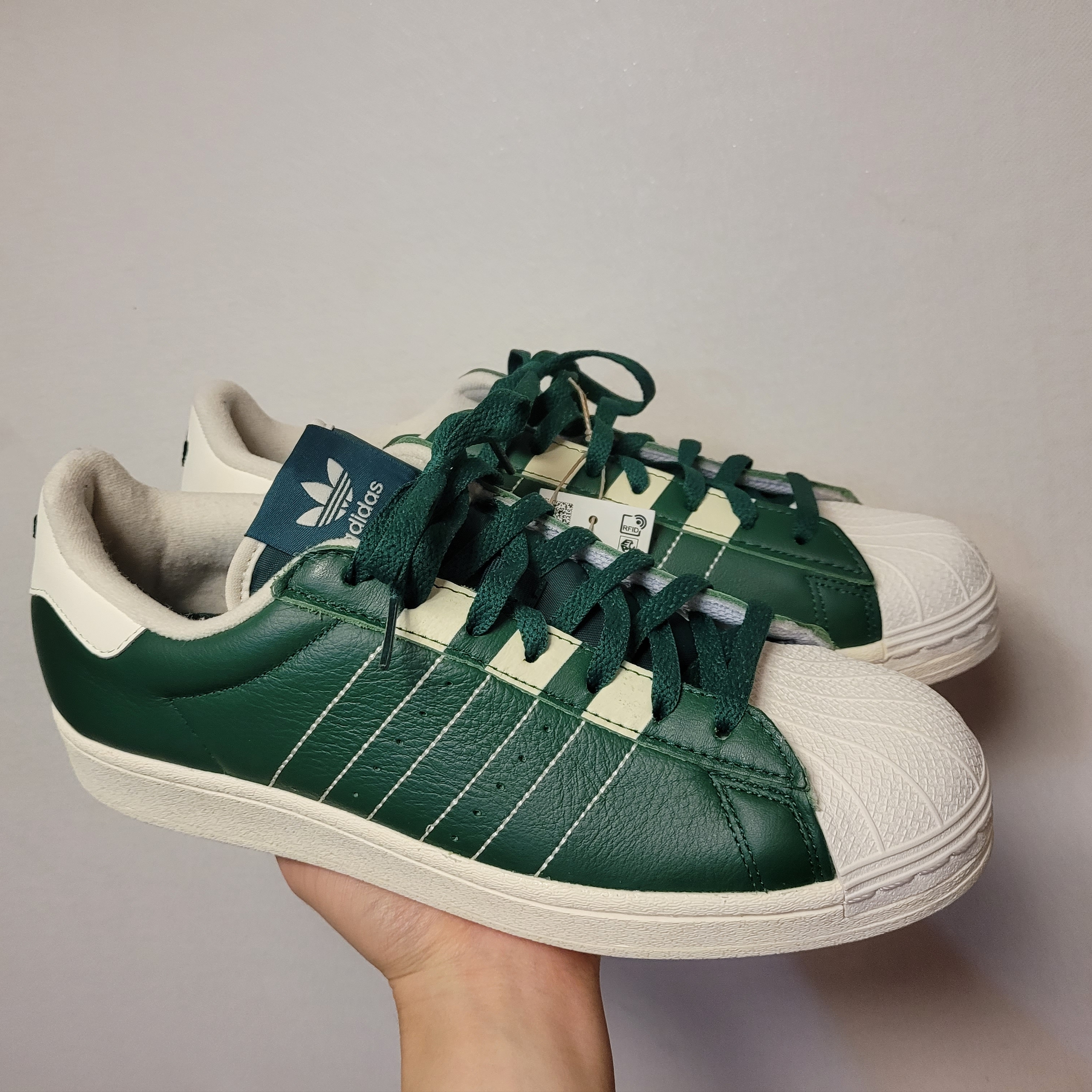 Adidas Superstar Team Dark Green Cream White 착용 스타일 - 1