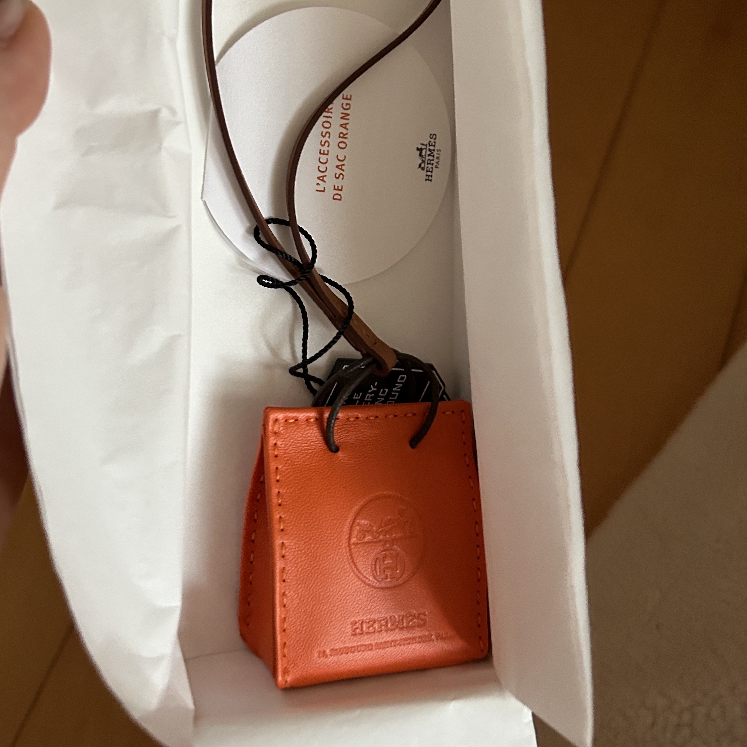 Hermes Orange Bag Charm Feu Gold 착용 스타일