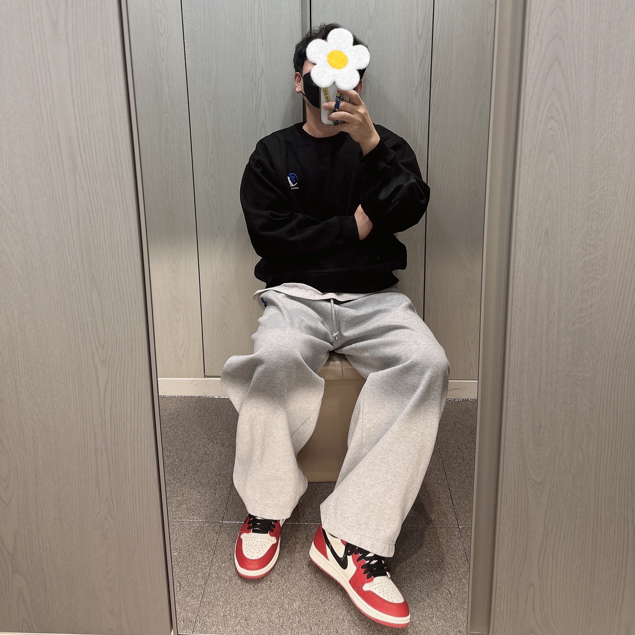Jordan 1 Retro High OG Chicago 2022, Zara x Ader Error Jogger Pants Grey 착용 스타일 - 1