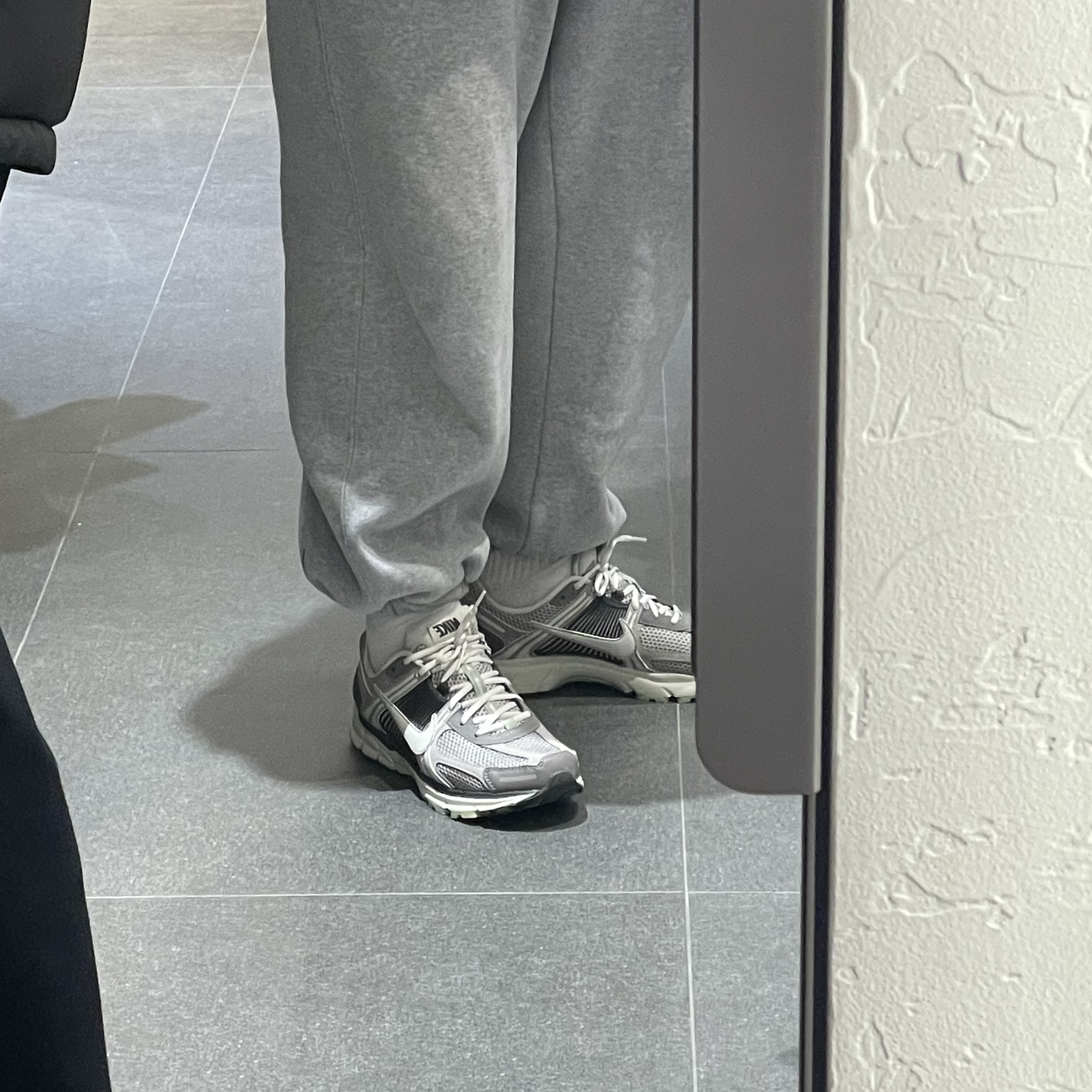 (W) Nike Zoom Vomero 5 Cobblestone and Flat Pewter 착용 스타일 - 2
