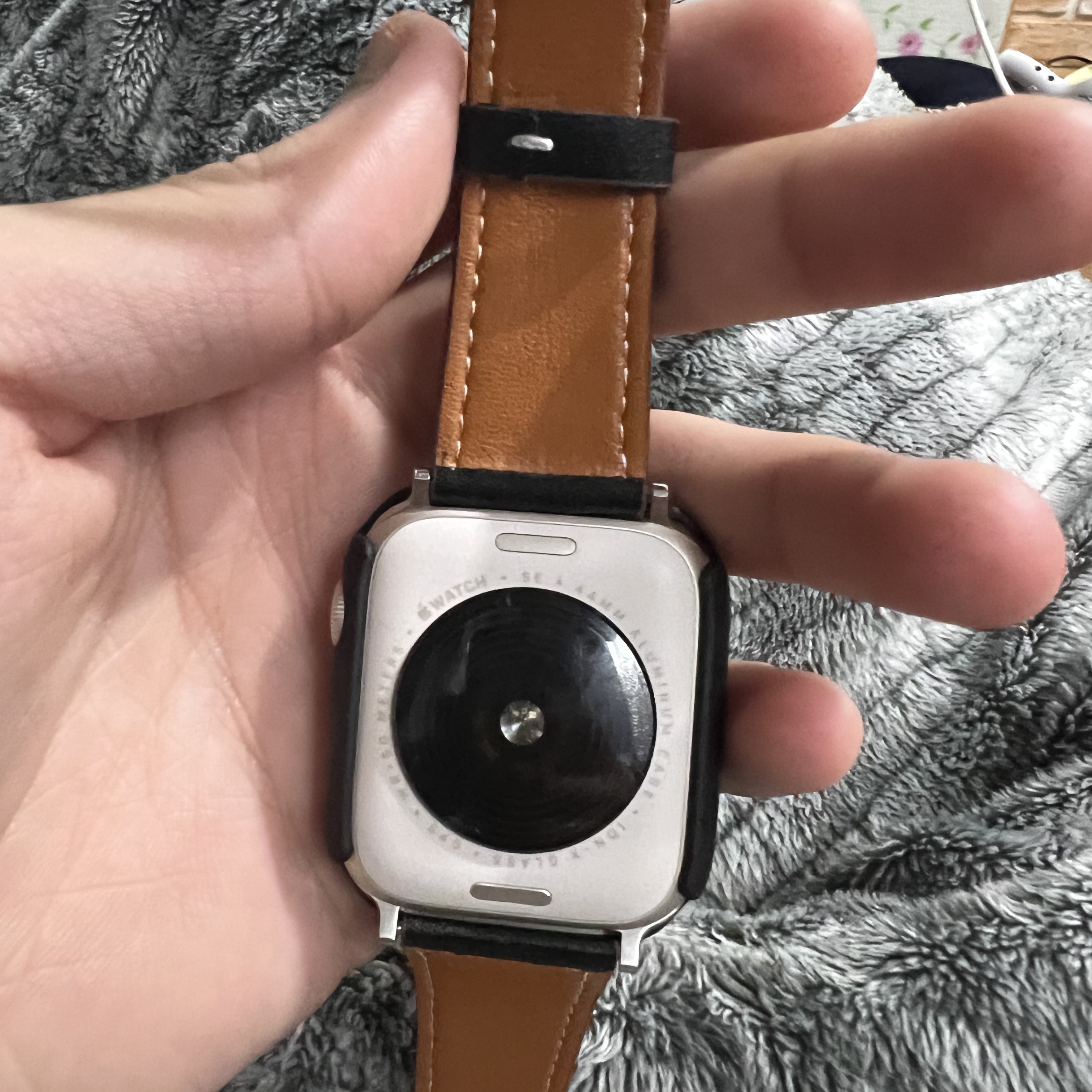 Apple Watch SE 44mm GPS Silver Aluminum Case with Sport Band White (Korean Ver.) 착용 스타일 - 2