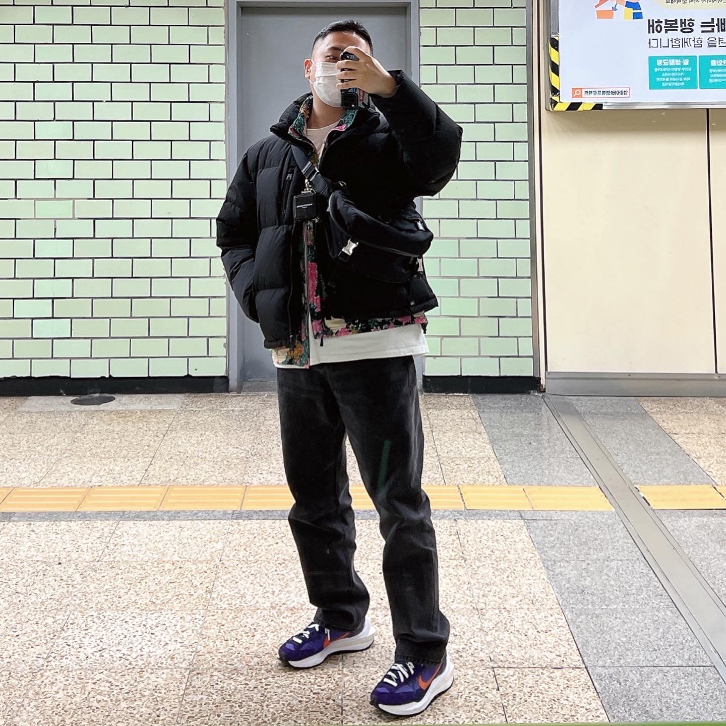 Supreme x The North Face Trekking Convertible Jacket Flowers - 22SS, Prada Re-Nylon and Saffiano Leather Shoulder Bag Black 착용 스타일