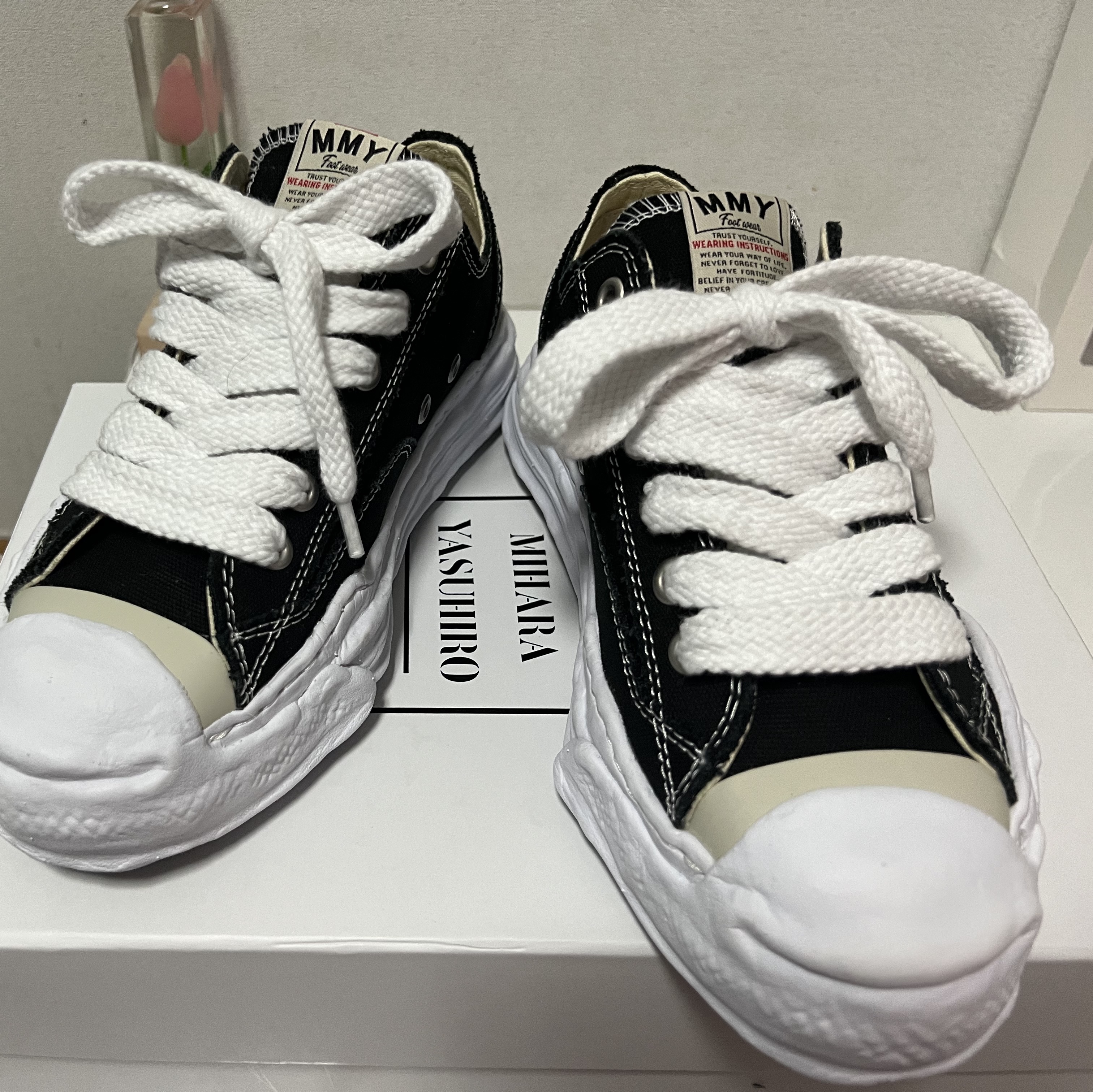 Maison Mihara Yasuhiro Hank OG Sole Canvas Low-top Sneakers Black 착용 스타일 - 2