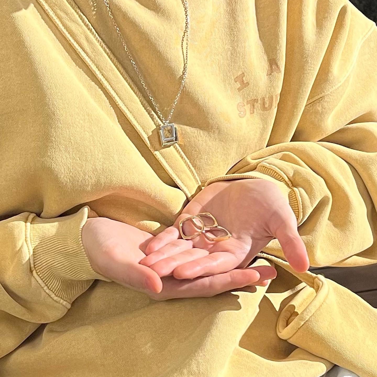 IAB Studio Pigment Sweatshirt & Mini Bag Mustard 착용 스타일 - 1