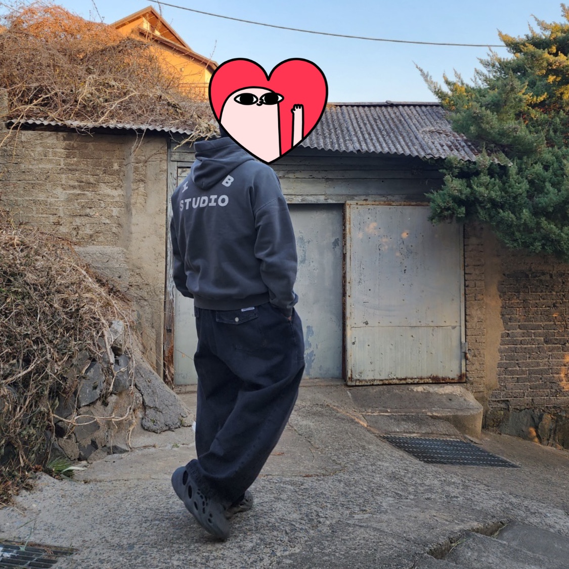 IAB Studio Pigment Hoodie & Sack Black, Adidas Yeezy Foam RNNR Onyx 착용 스타일