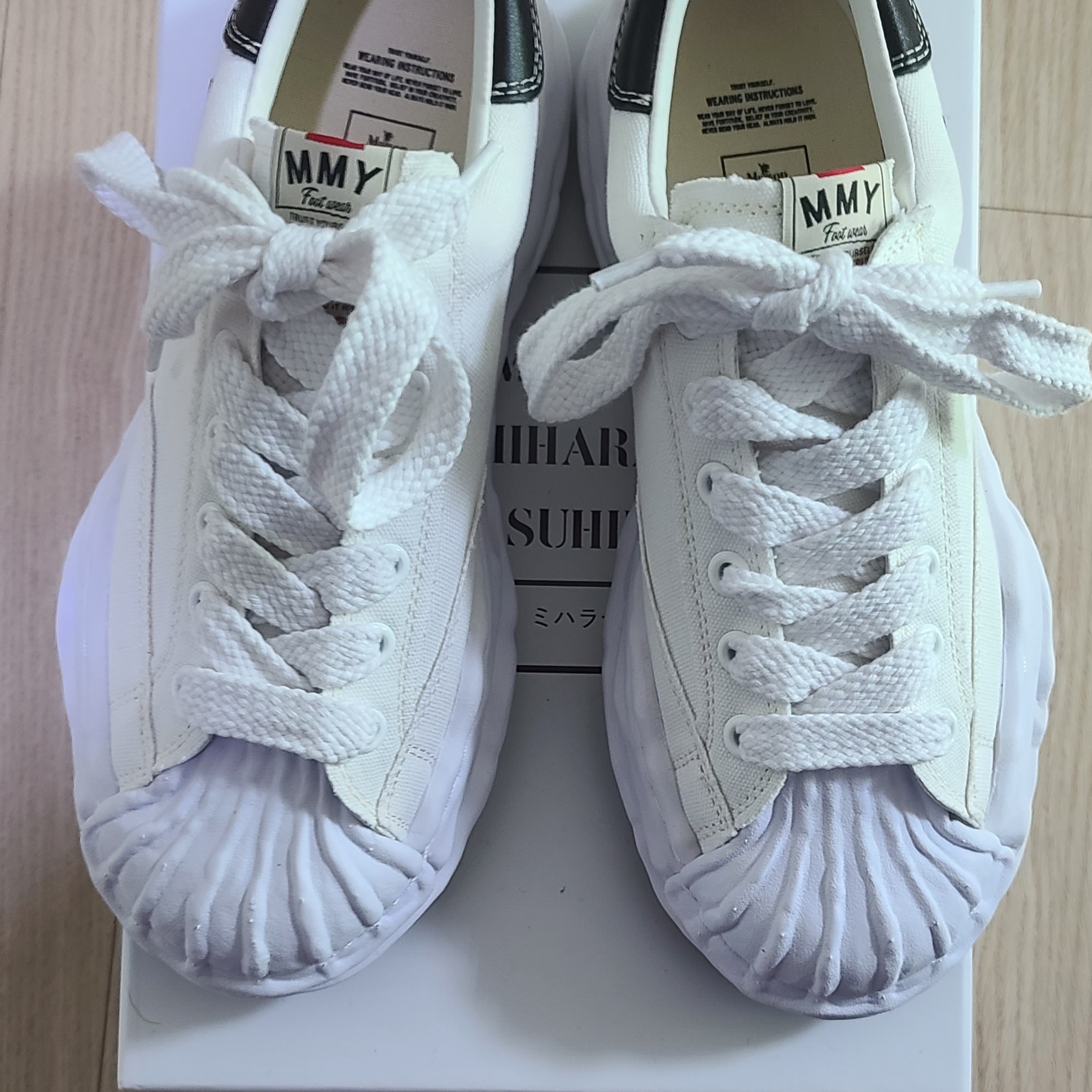 Maison Mihara Yasuhiro Blakey OG Sole Canvas Low-top Sneakers White 착용 스타일 - 4