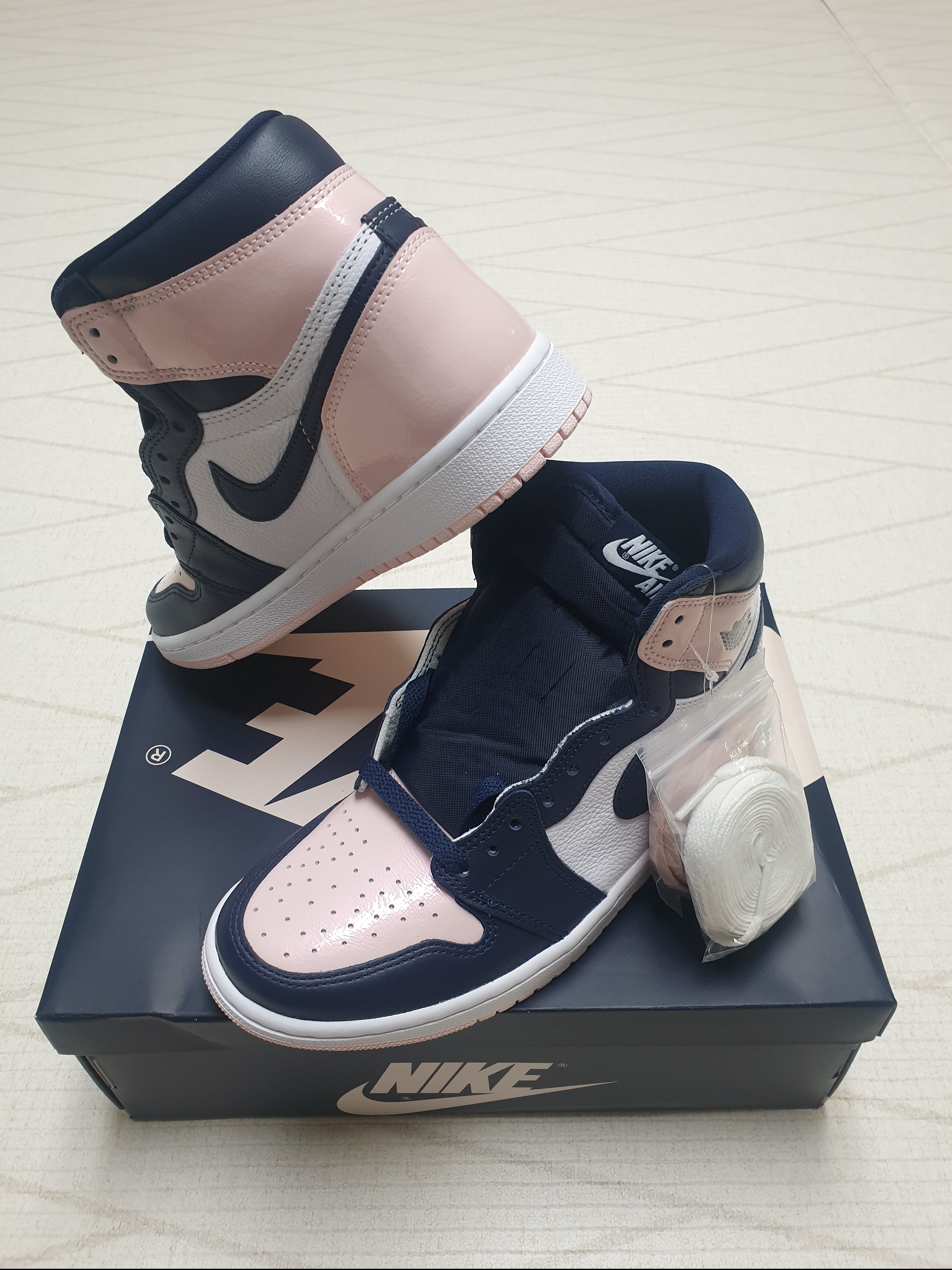 (W) Jordan 1 Retro High OG Atmosphere 착용 스타일 - 2