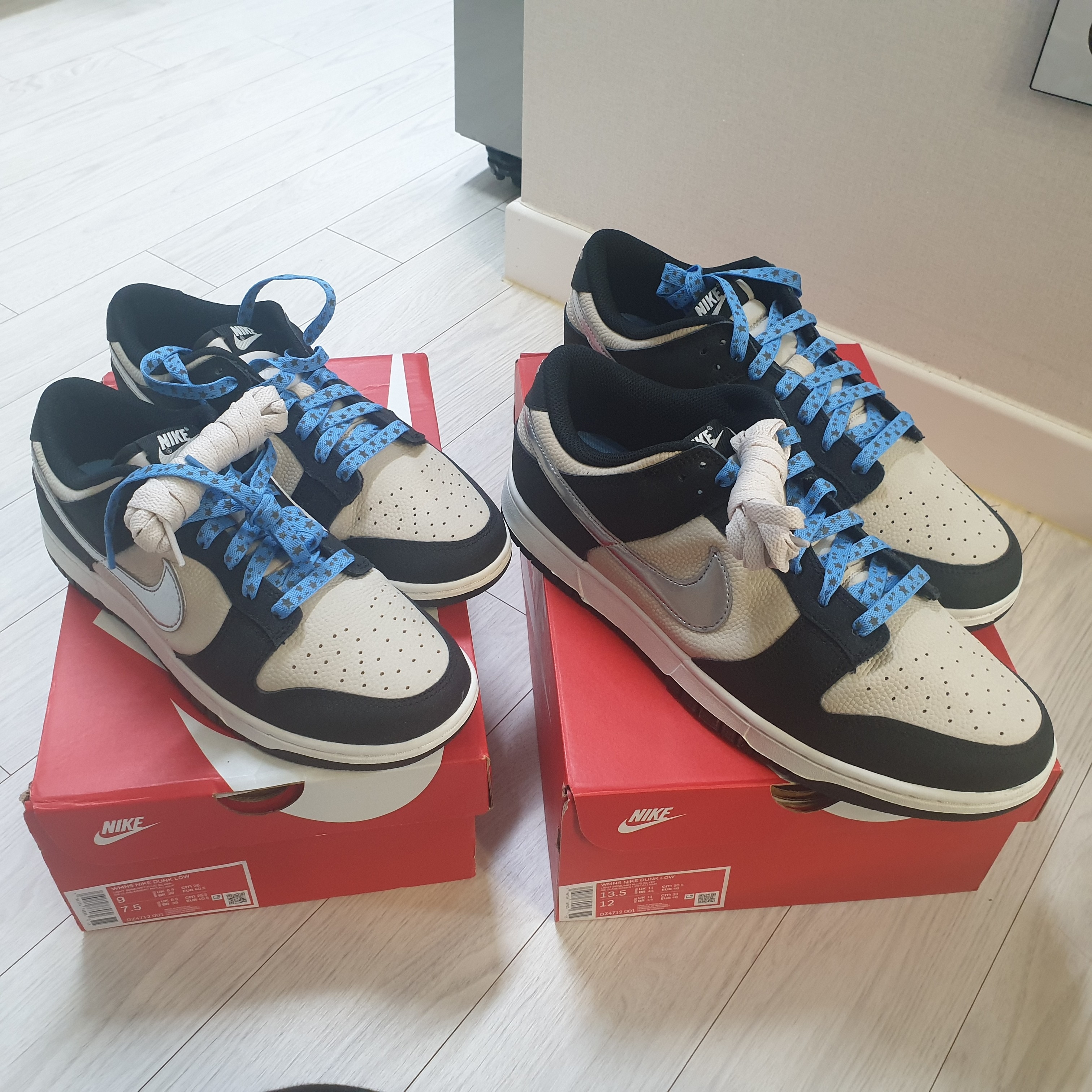 (W) Nike Dunk Low Light Bone Metallic Silver 착용 스타일 - 1