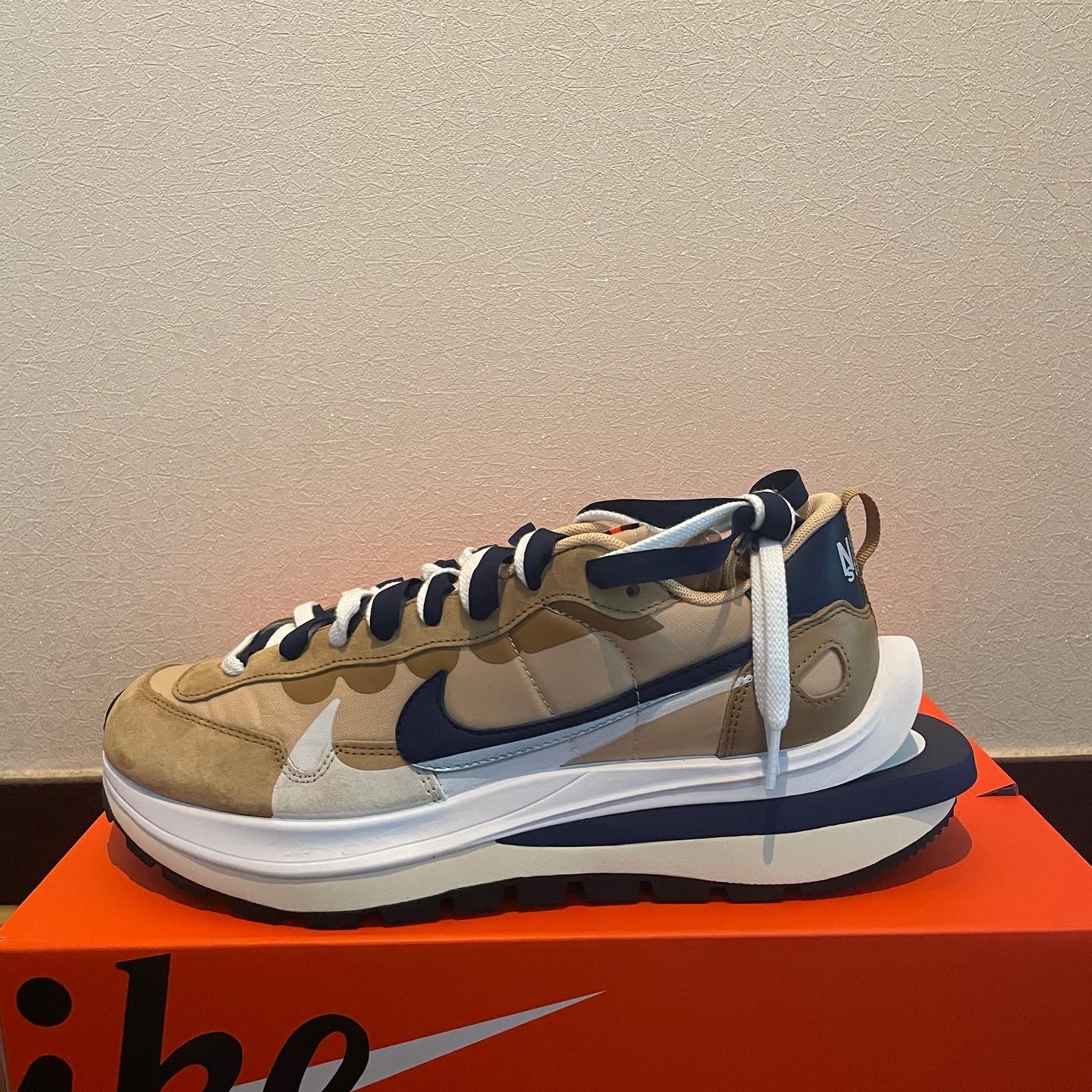 Nike x Sacai VaporWaffle Sesame and Blue Void 착용 스타일