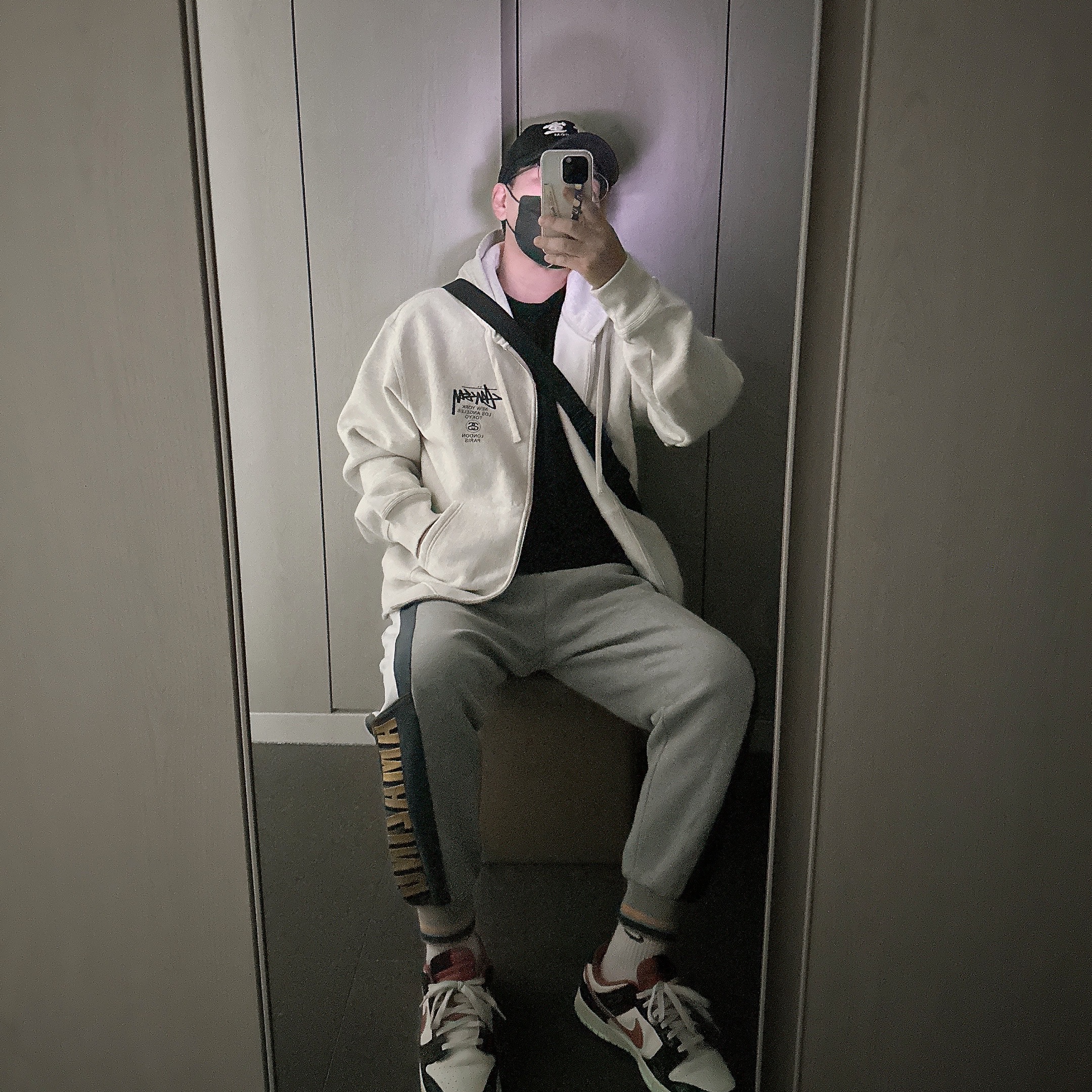 Nike Dunk Low Retro PRM Halloween, Stussy World Tour Zip Hoodie Ash Heather 2022 착용 스타일 - 2