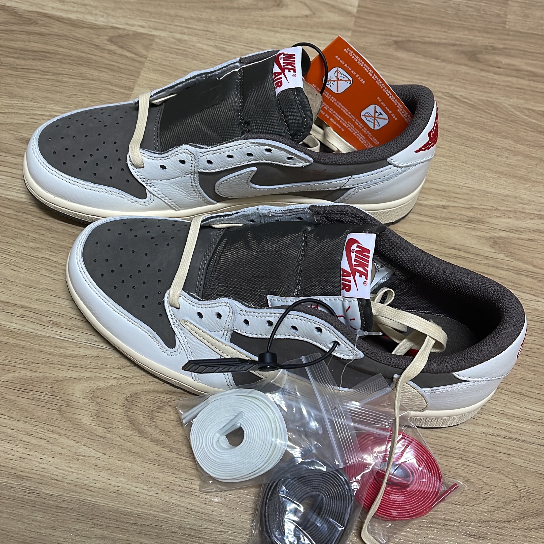 Jordan 1 x Travis Scott Retro Low OG SP Sail and Ridgerock 착용 스타일 - 1
