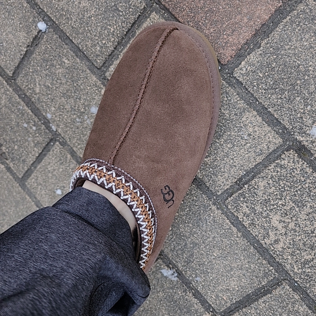 UGG Tasman Slipper Chocolate 착용 스타일