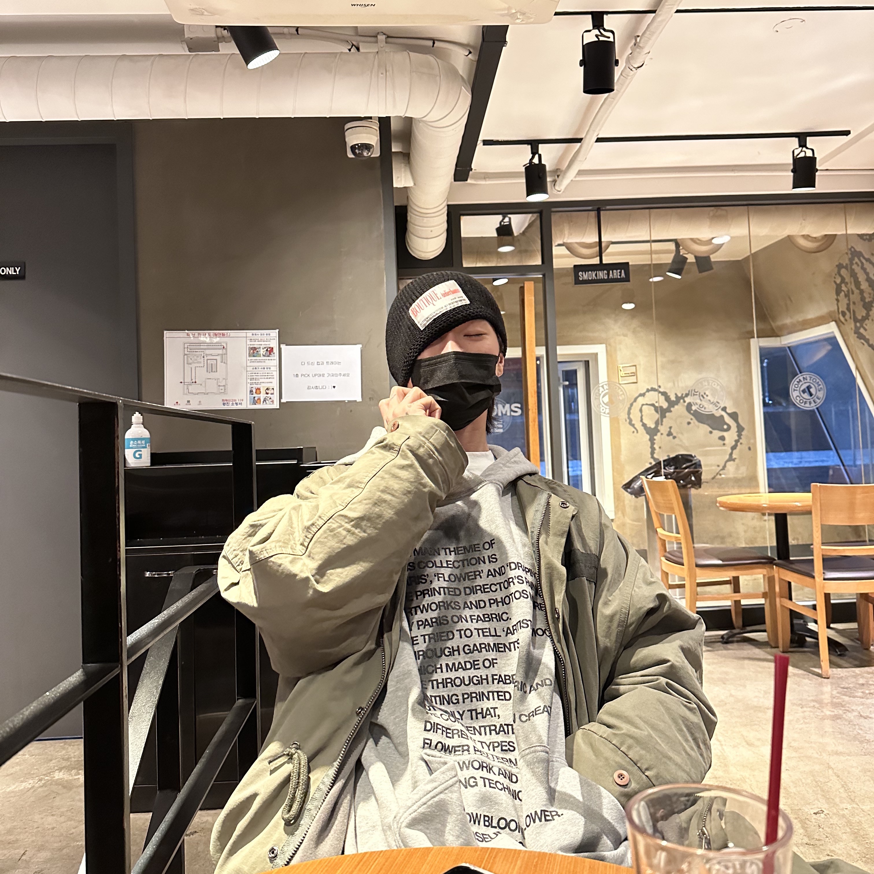 [KREAM 단독] The Museum Visitor Heart Sprayed Hoody Grey - 22PF 착용 스타일