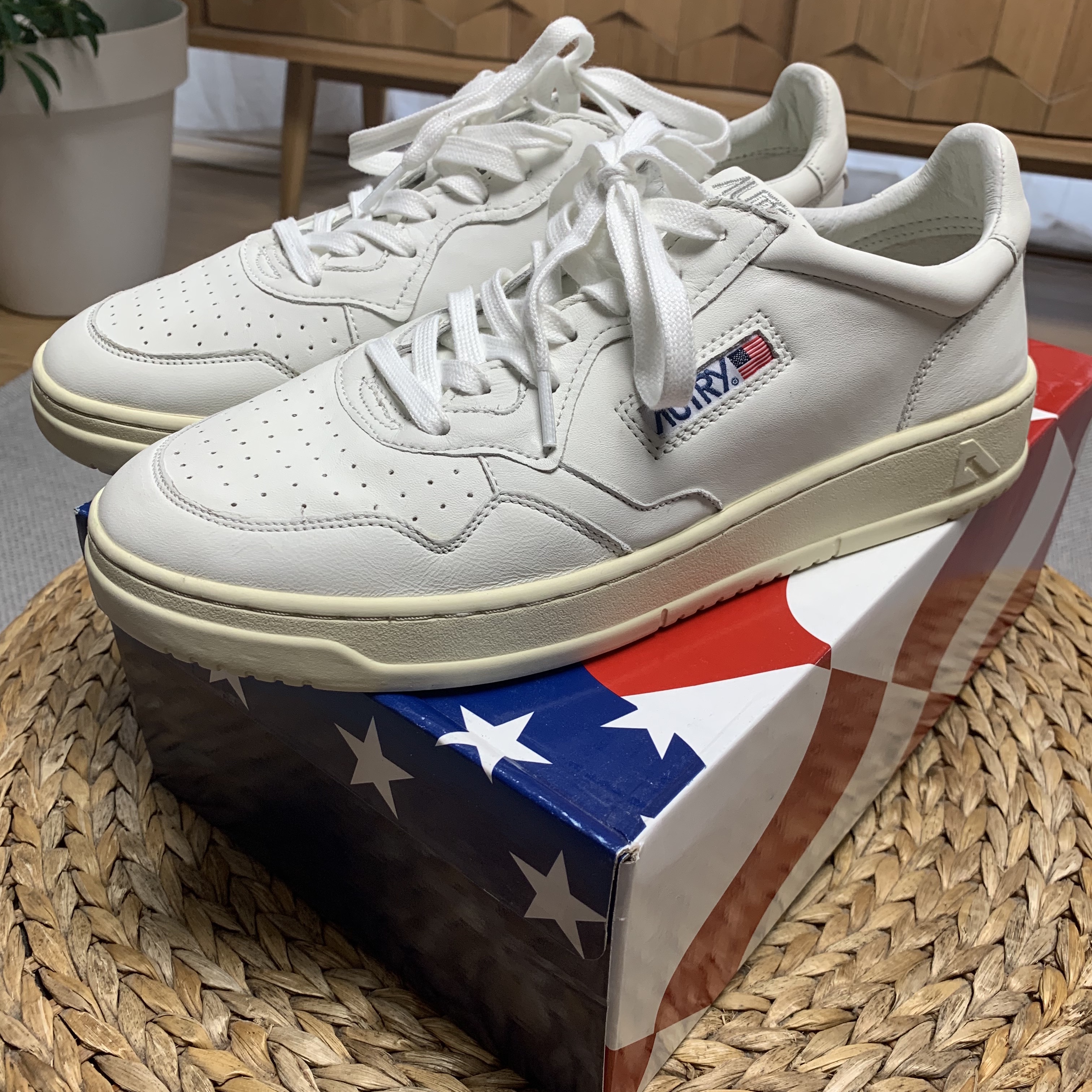 Autry Medalist Low Goatskin Sneakers White 착용 스타일 - 1