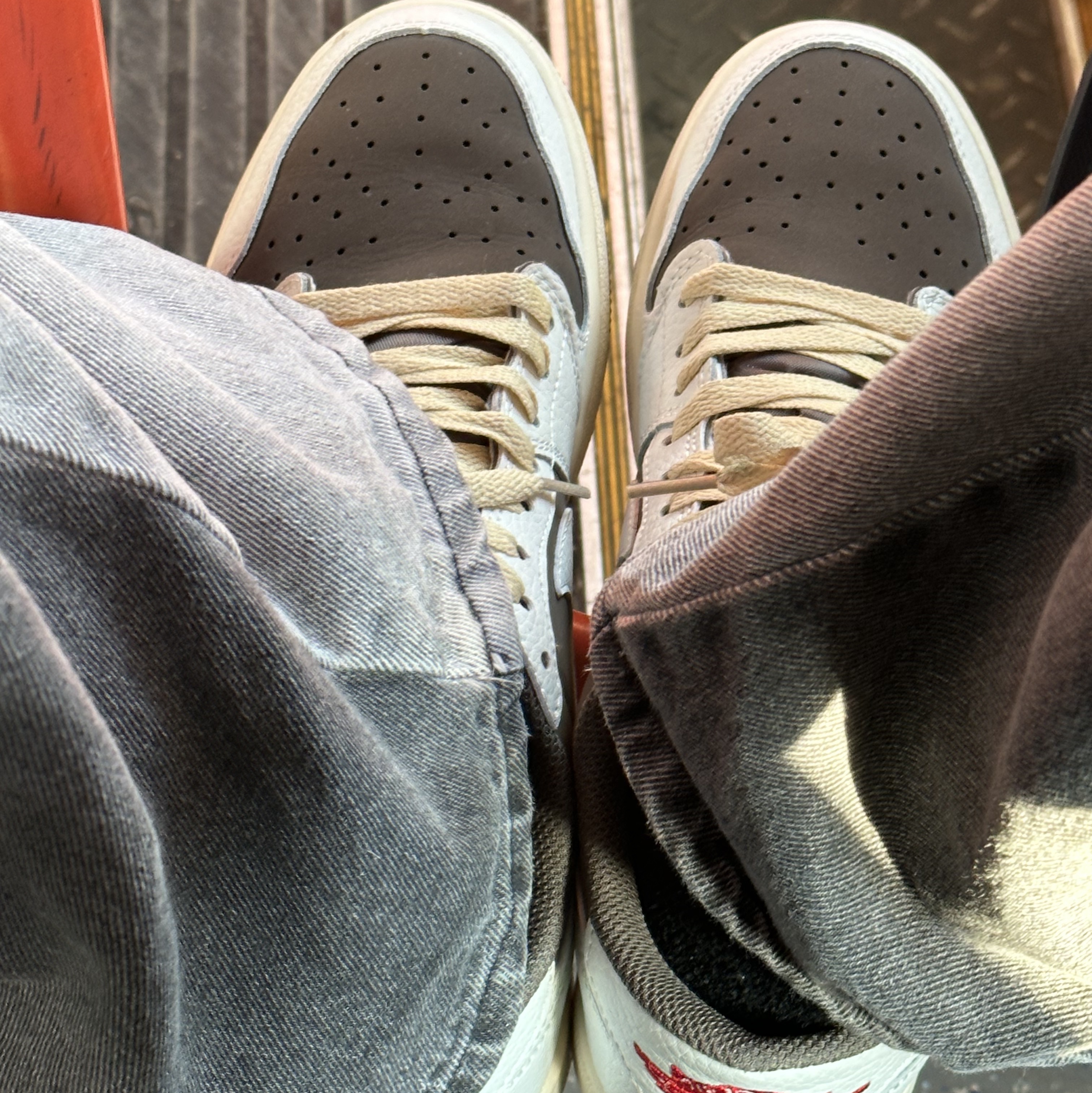 Jordan 1 x Travis Scott Retro Low OG SP Sail and Ridgerock 착용 스타일