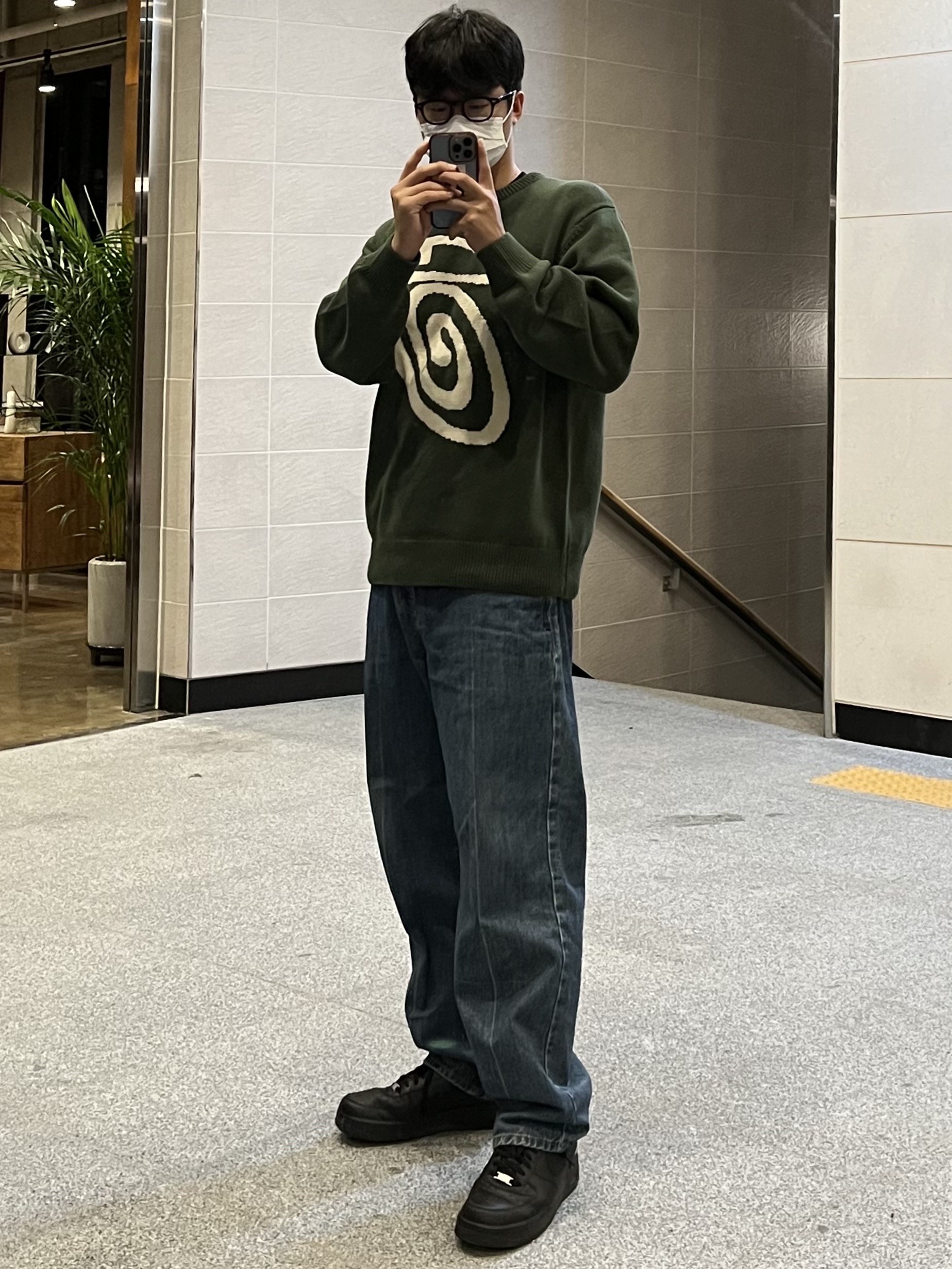 Nike x Supreme Air Force 1 Low Black, Stussy Curly S Sweater Green 착용 스타일