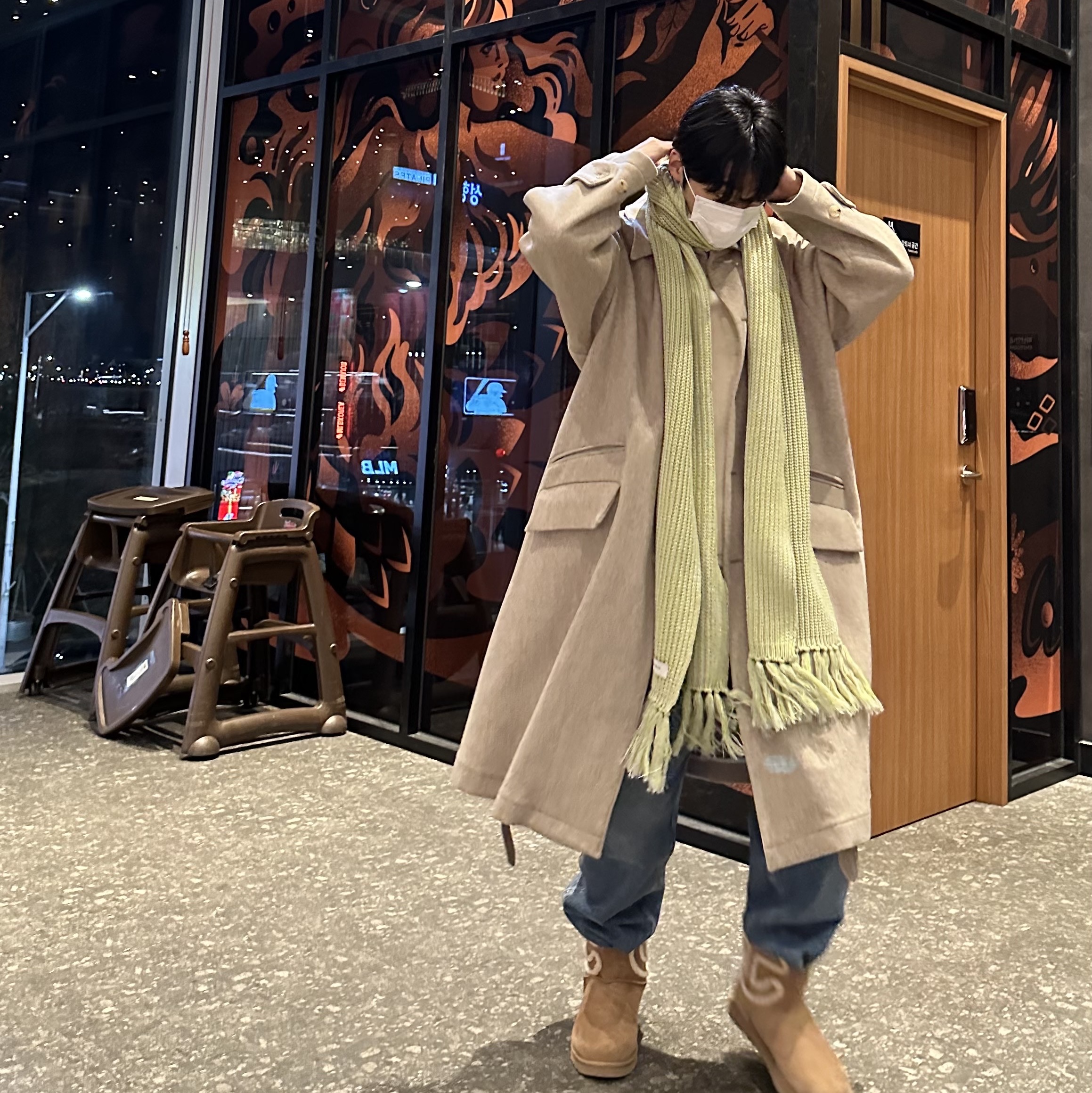 UGG x Telfar Logo Mini Chestnut 착용 스타일 - 4