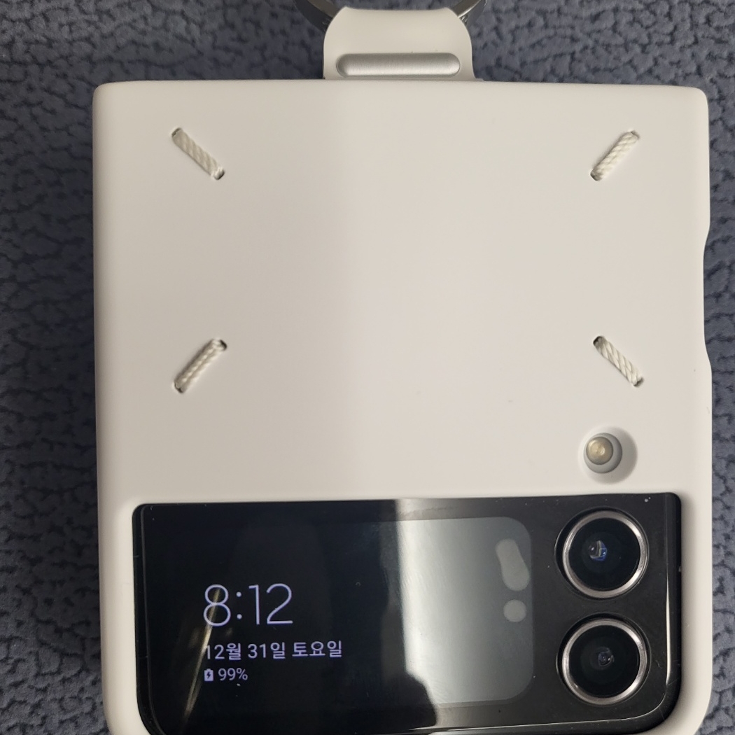 Samsung Galaxy Z Flip4 Maison Margiela Edition (Korean Ver.) 착용 스타일 - 2