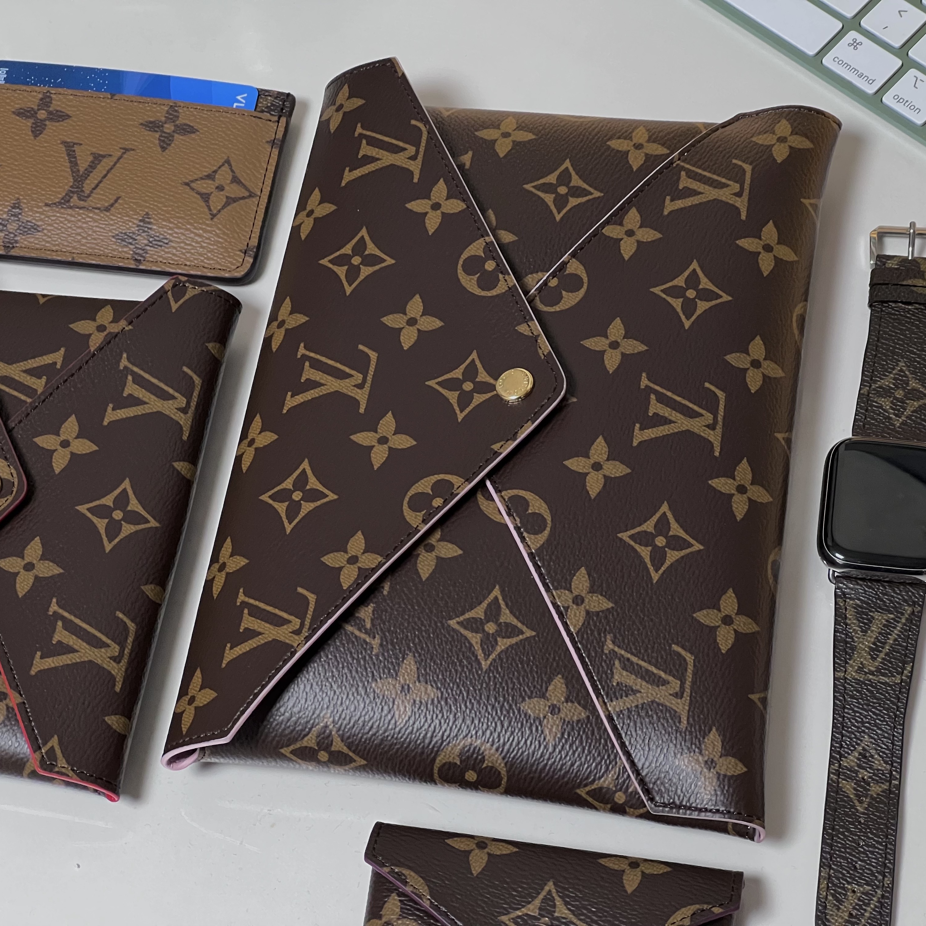 Louis Vuitton Kirigami Pochette Monogram, Louis Vuitton Card Holder Monogram and Monogram Reversed 착용 스타일
