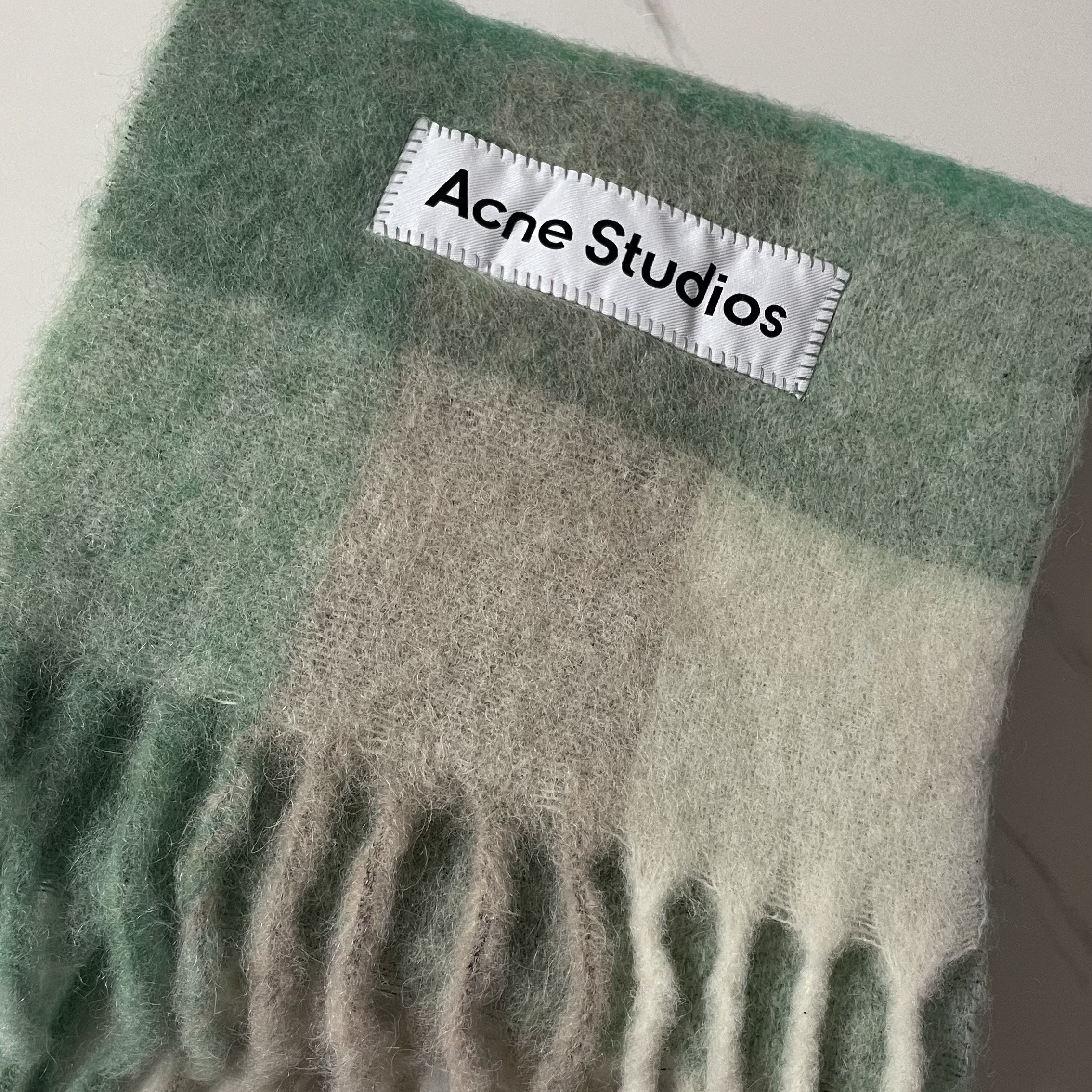 Acne Studios Mohair Check Muffler Green Grey 착용 스타일