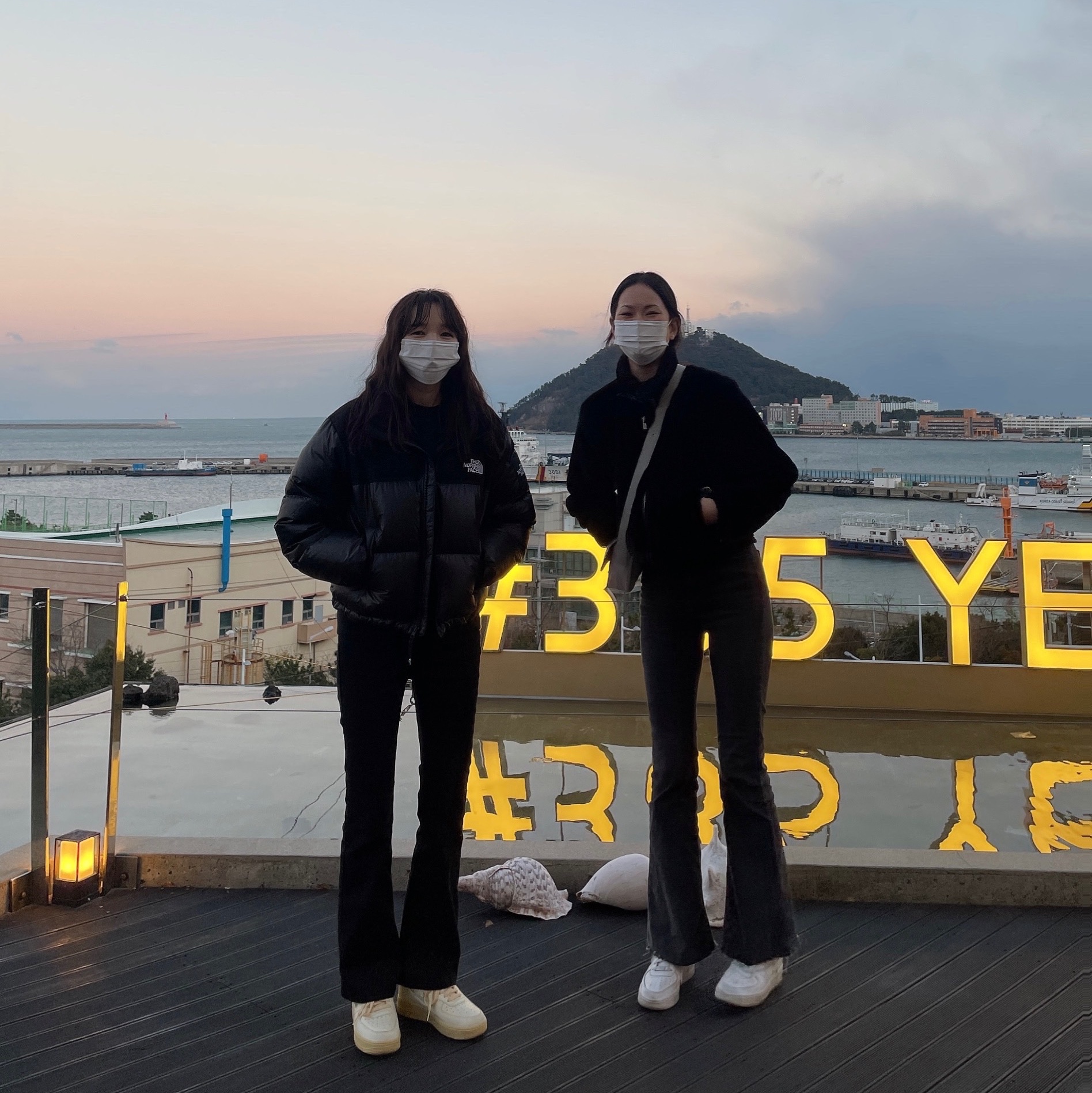 (W) The North Face White Label Novelty Nuptse Down Jacket Black, (W) Nike Air Force 1 '07 LX Coconut Milk and Lemon Wash 착용 스타일 - 1