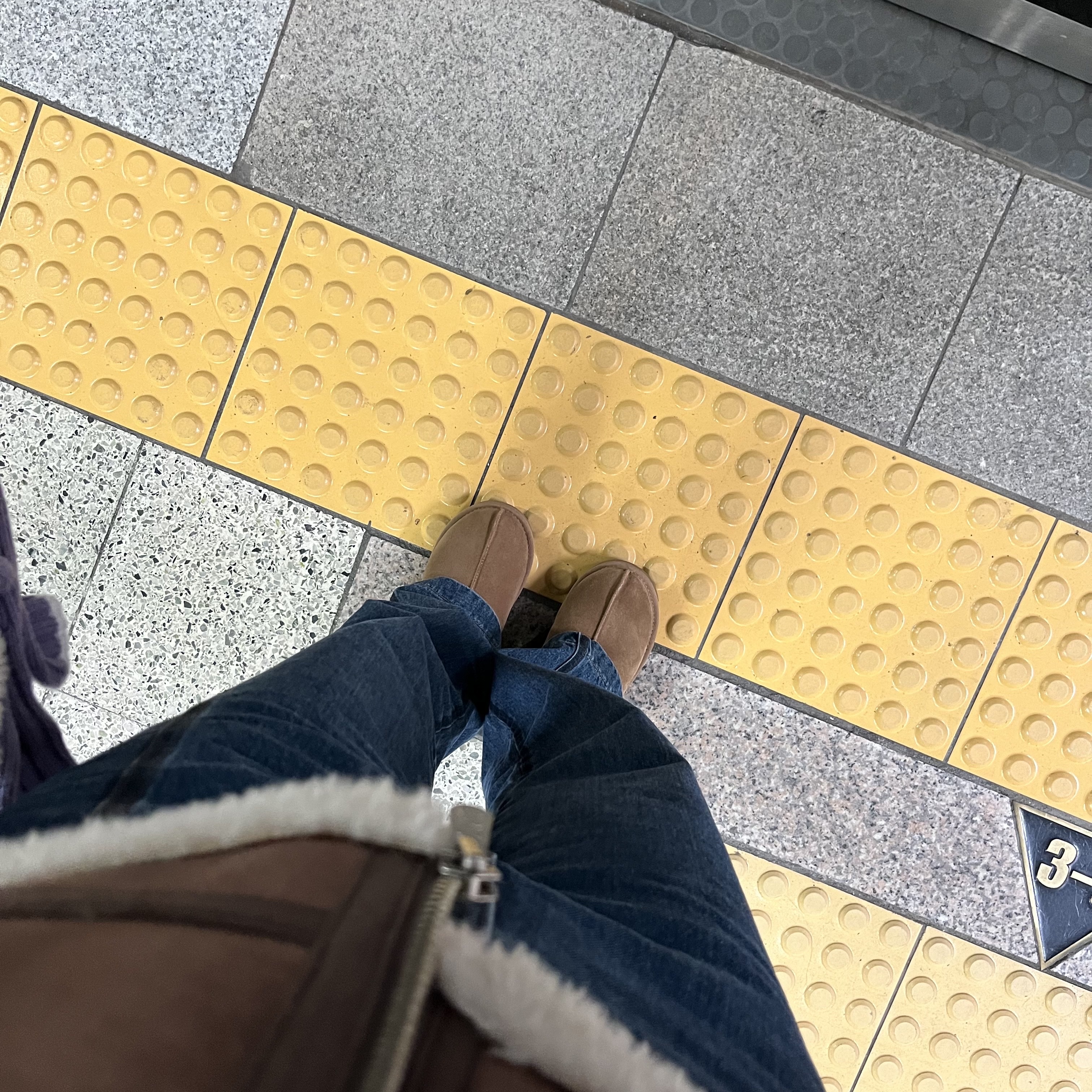 (W) UGG Tasman Slipper Chestnut 착용 스타일 - 3