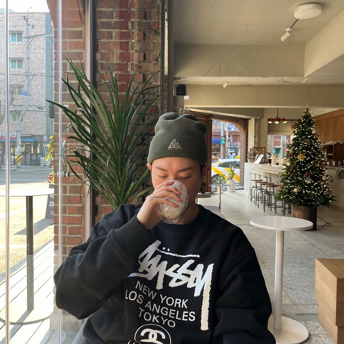 Stussy World Tour Crew Black 2022 착용 스타일