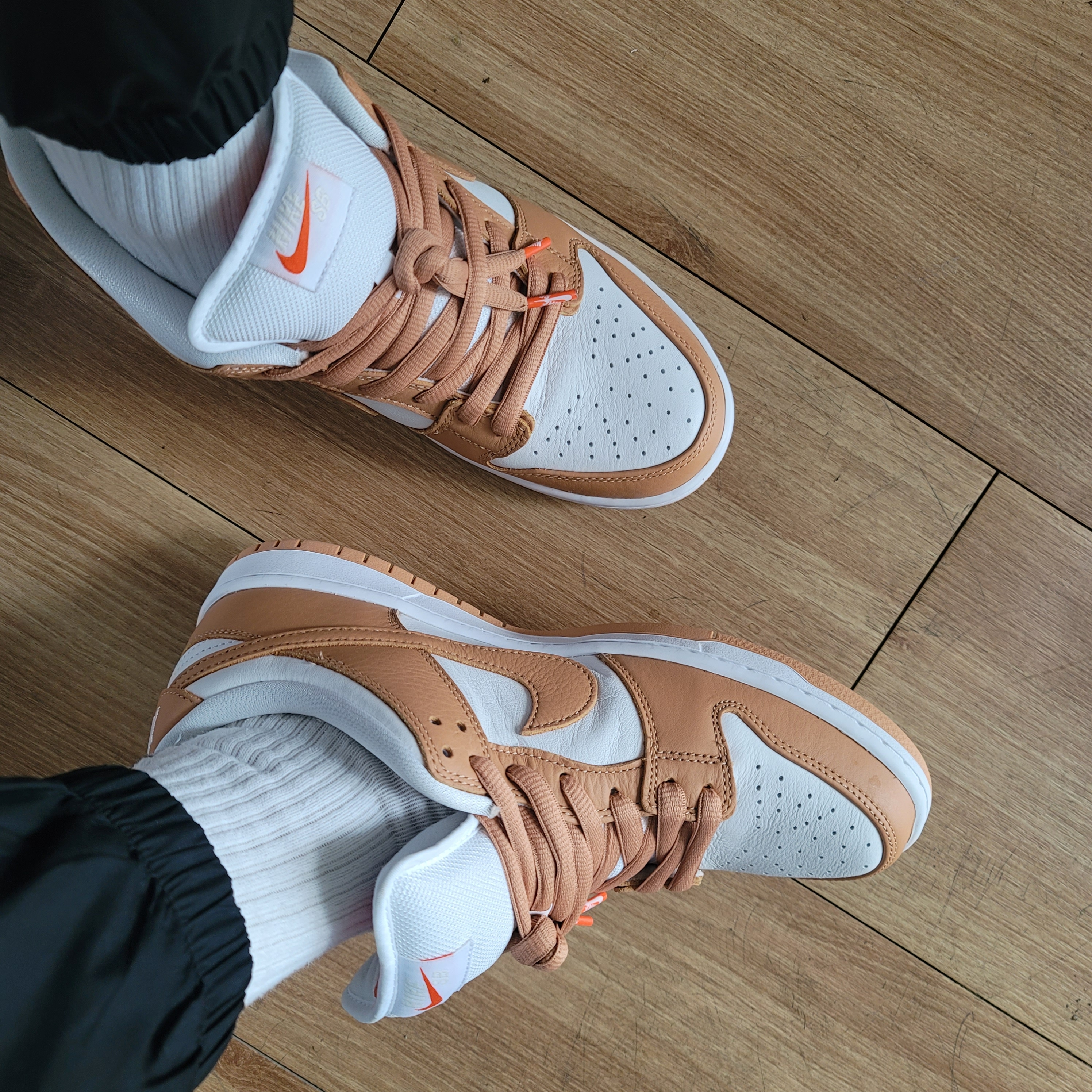 Nike SB Dunk Low Pro Light Cognac 착용 스타일