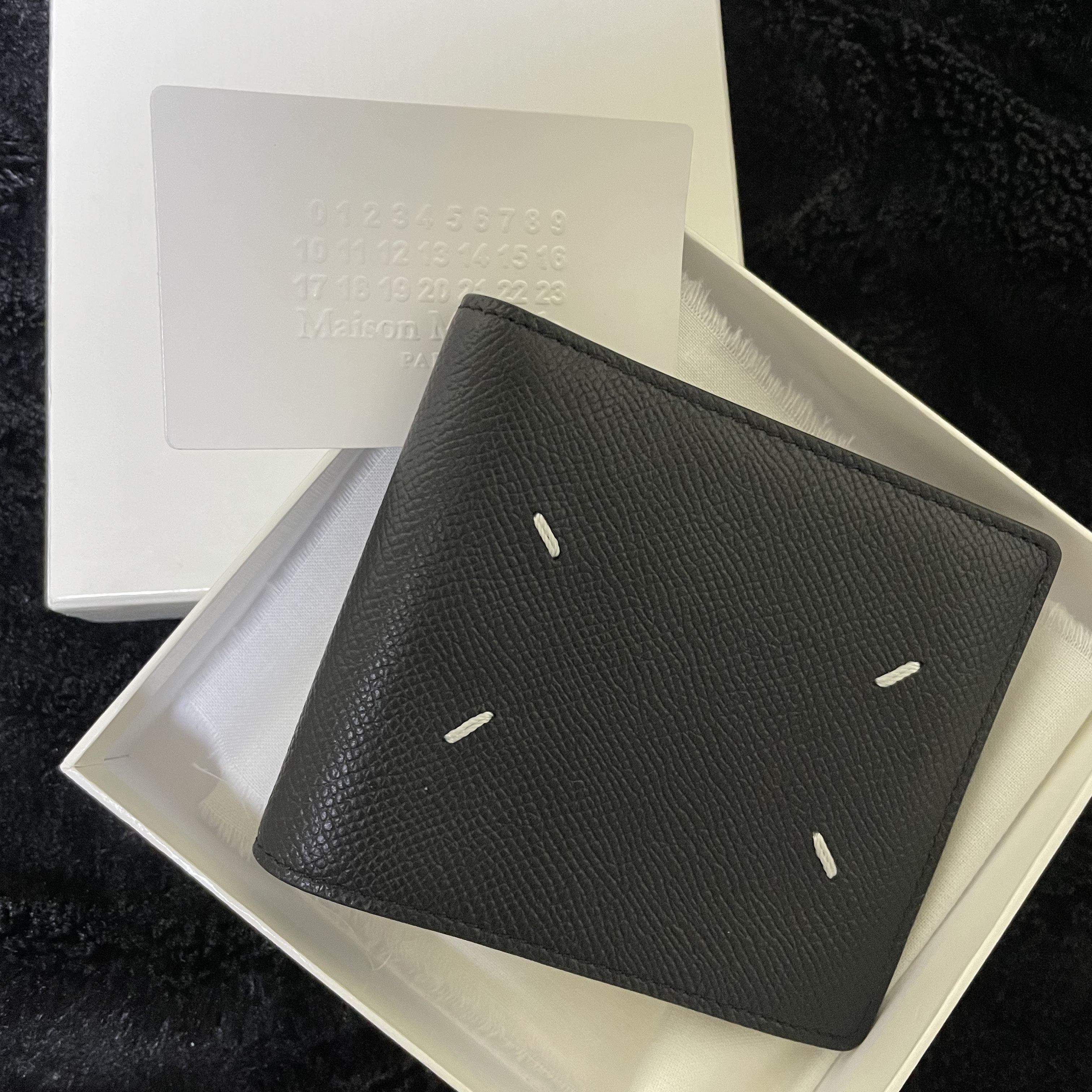Maison Margiela Bovine Leather Bi-Fold Wallet Black 착용 스타일