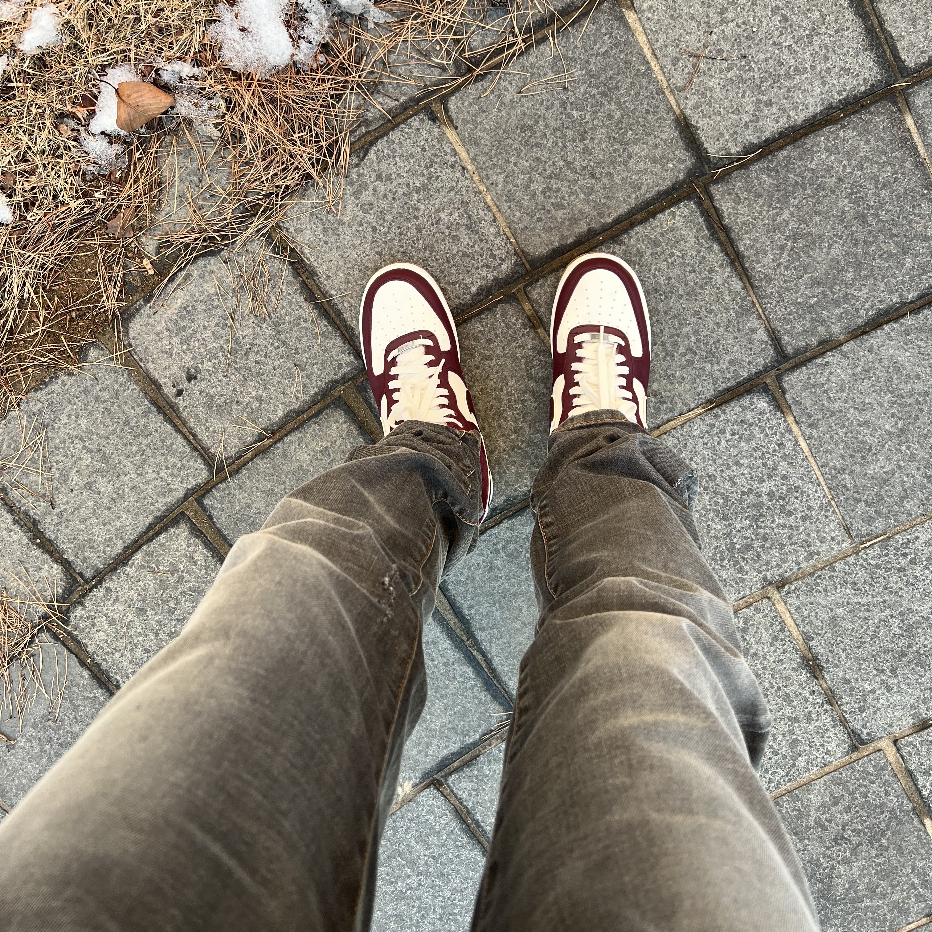 Nike Air Force 1 '07 LV8 Night Maroon 착용 스타일