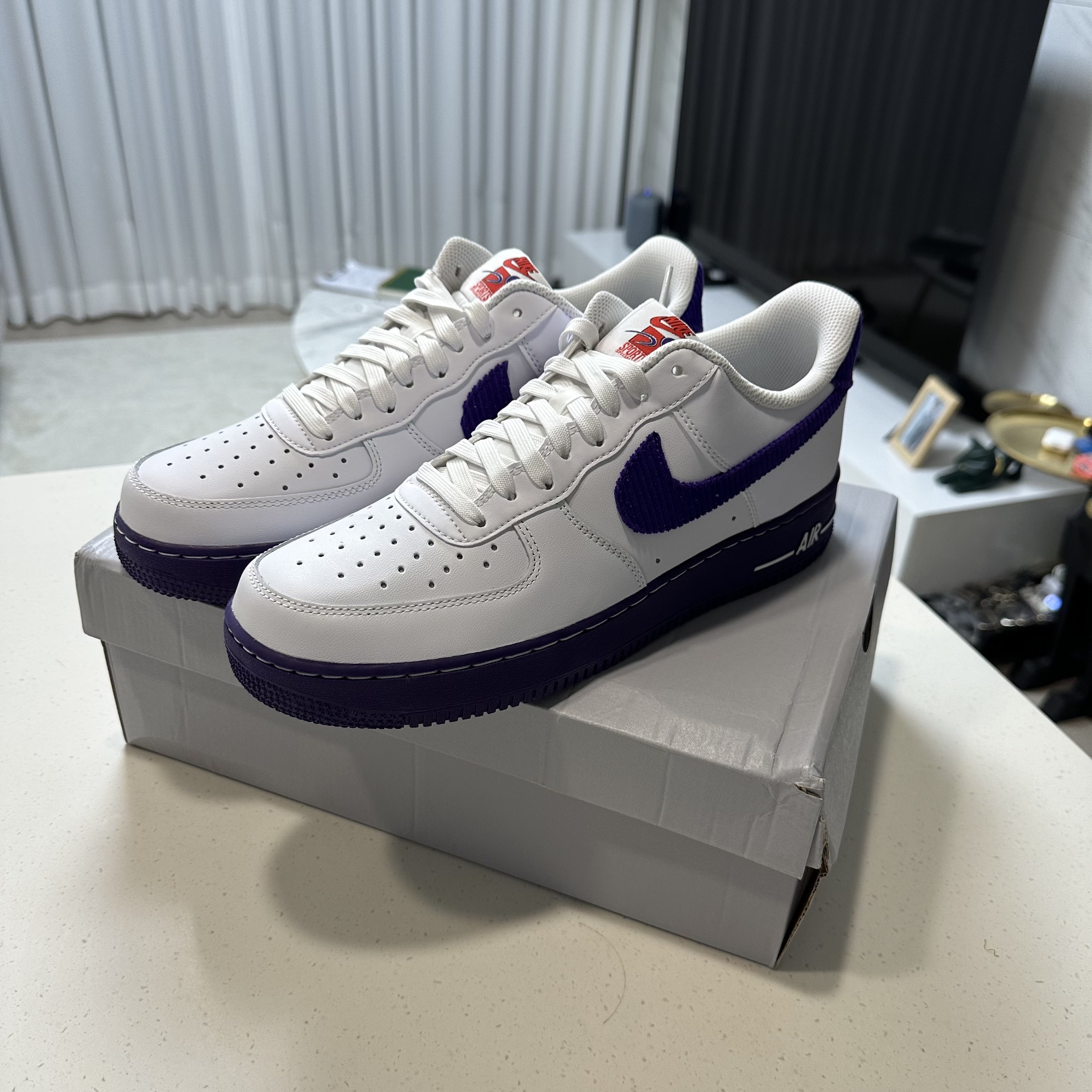 Nike Air Force 1 '07 LV8 EMB White and Court Purple 착용 스타일
