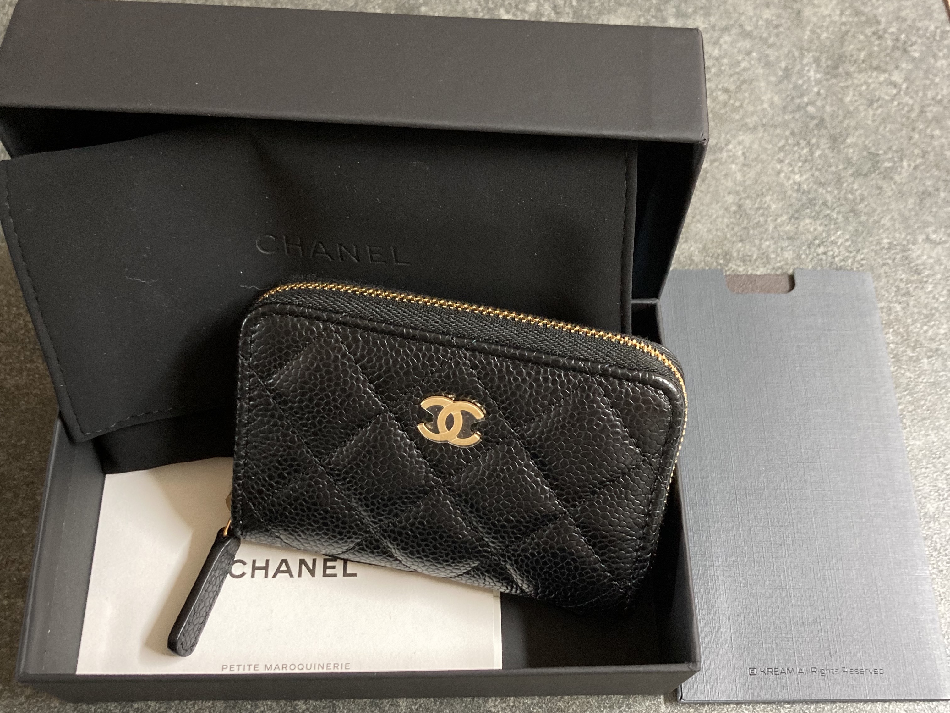 Chanel Classic Zipped Coin Purse Grained Calfskin & Gold Black 착용 스타일