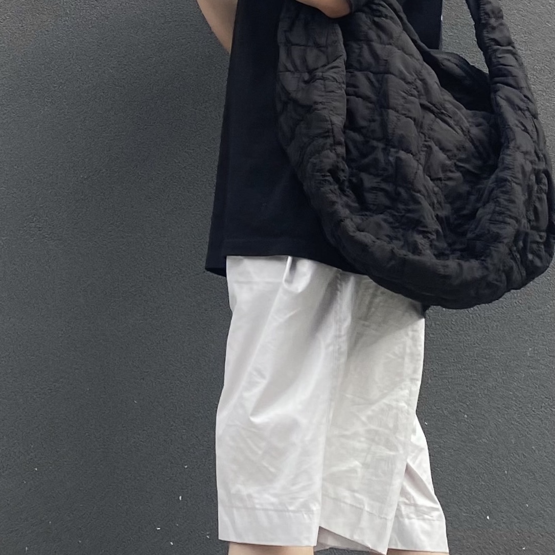 COS Quilted Oversized Shoulder Bag Black 착용 스타일
