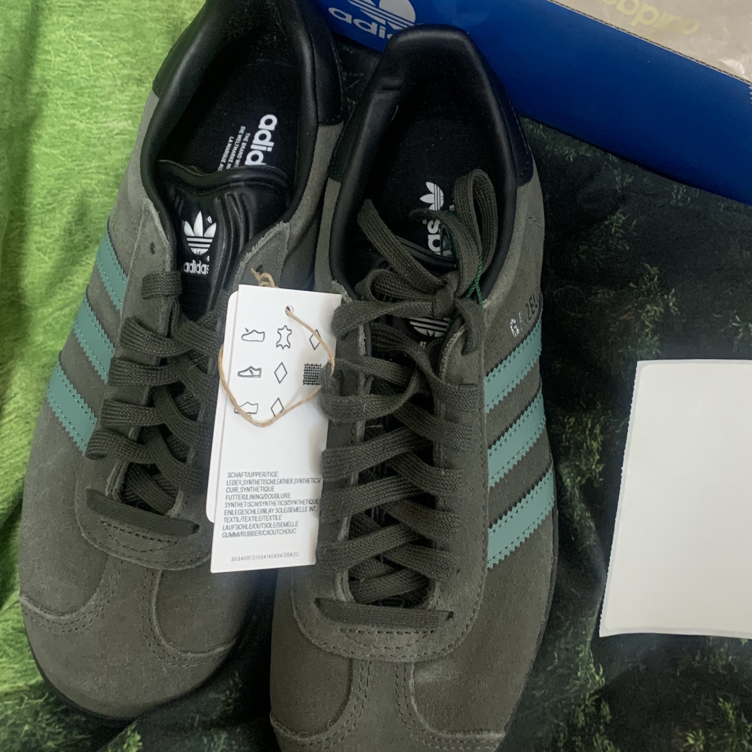 Adidas Gazelle Pantone Black 착용 스타일 - 1
