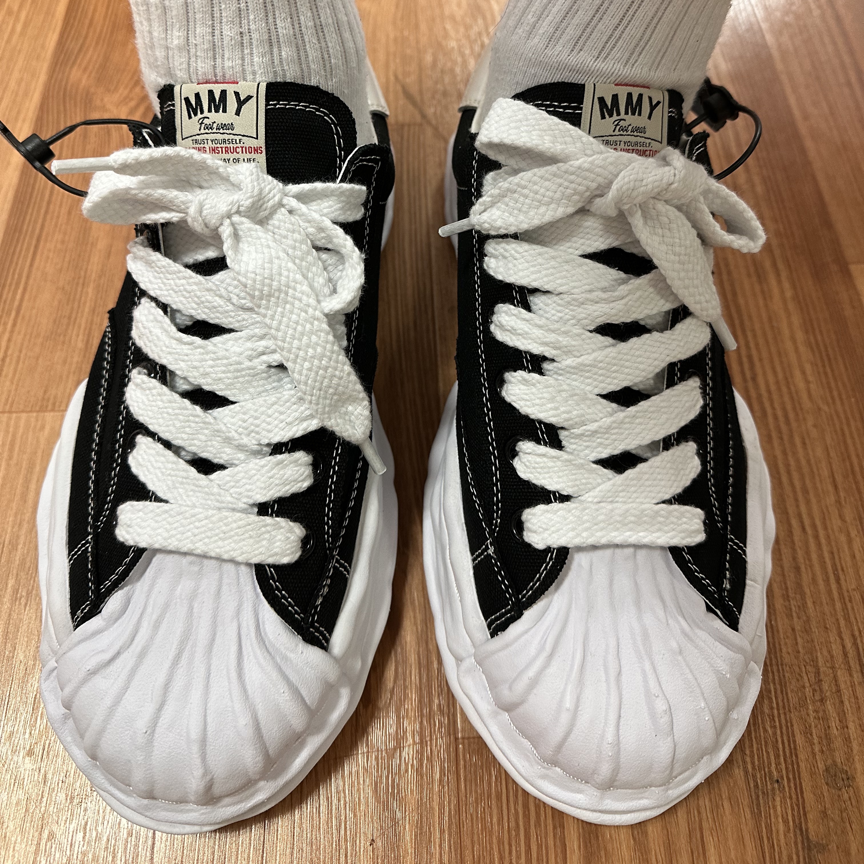 Maison Mihara Yasuhiro Blakey OG Sole Canvas Low-top Sneakers Black White 착용 스타일 - 2