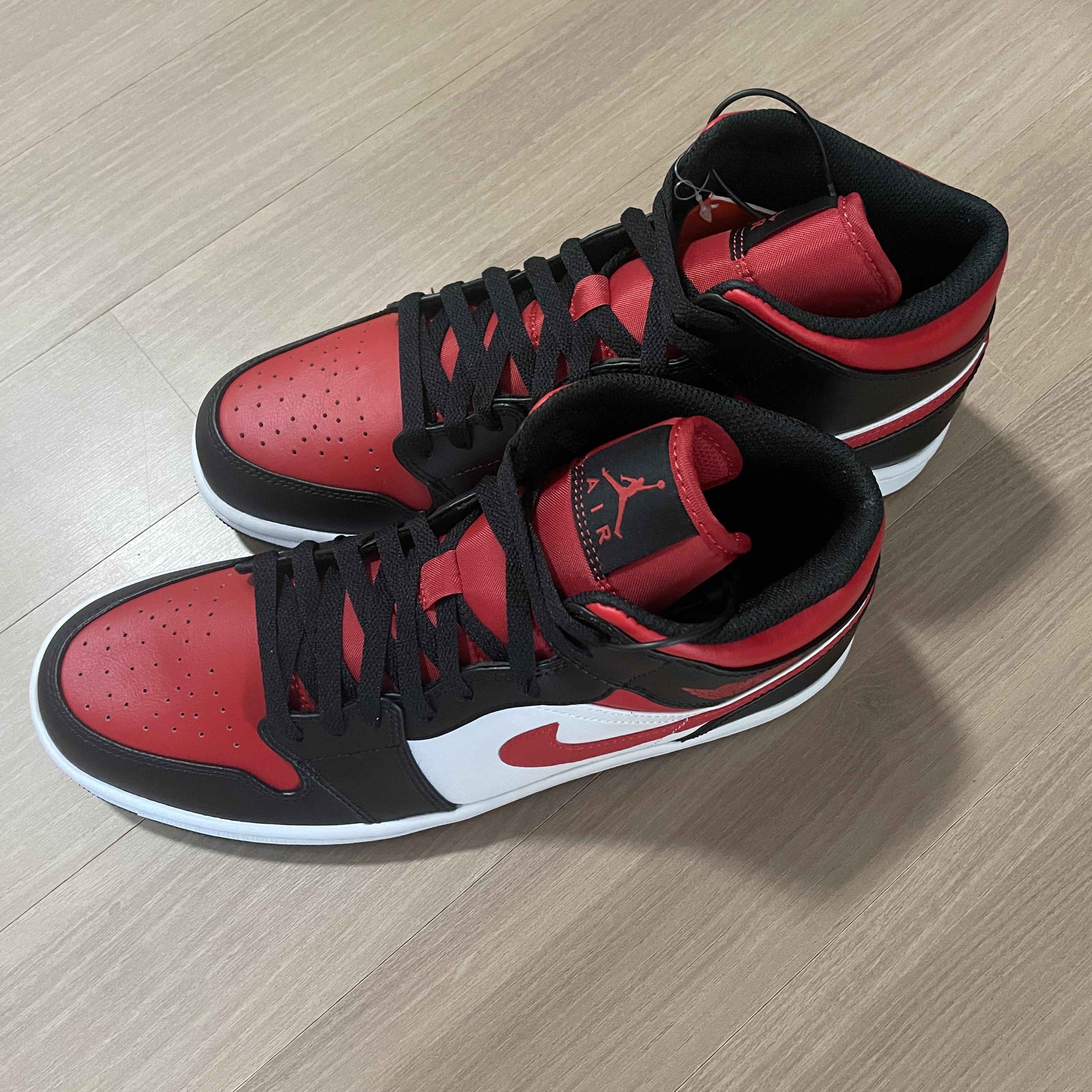 Jordan 1 Mid Black Fire Red 착용 스타일