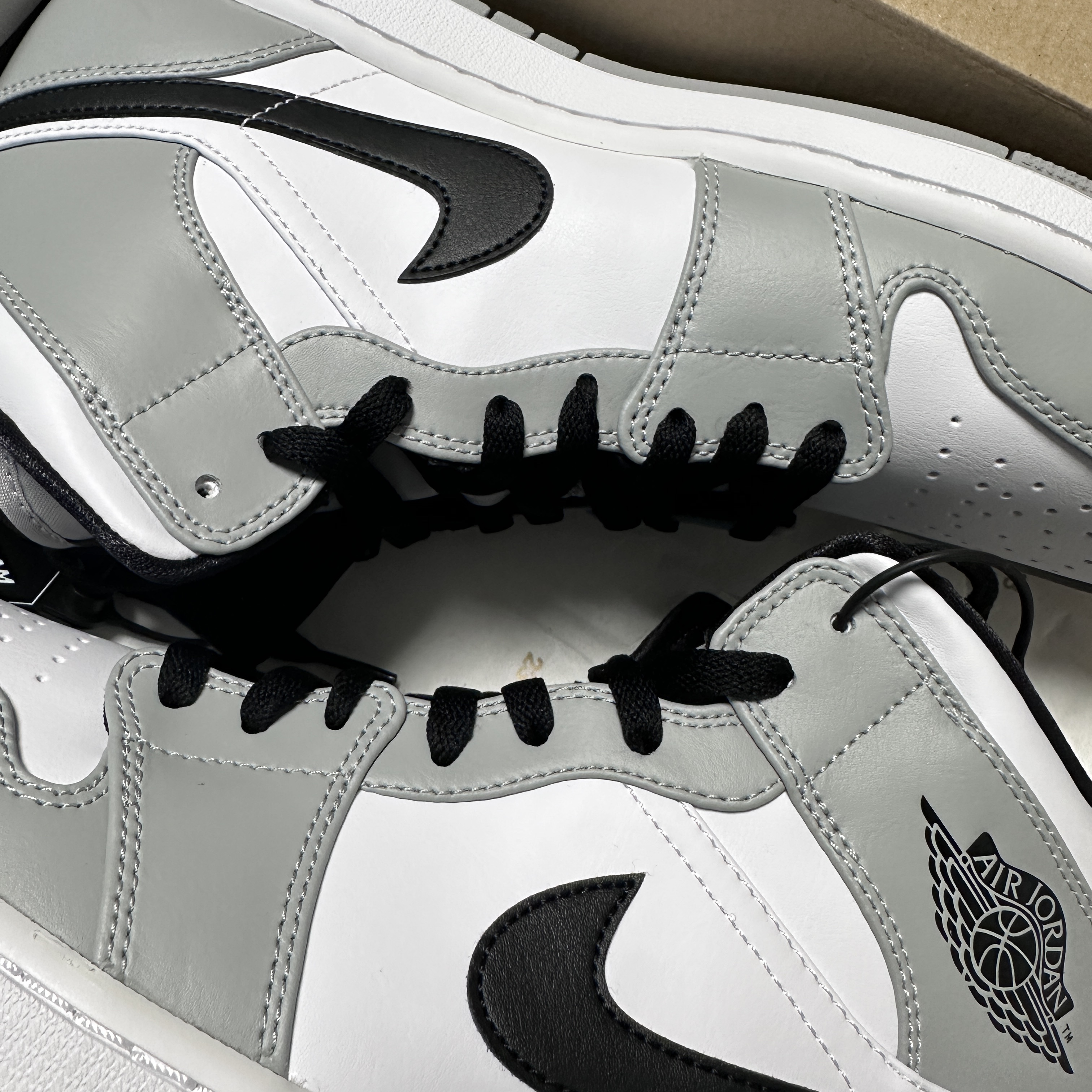 Jordan 1 Mid Light Smoke Grey 착용 스타일 - 2