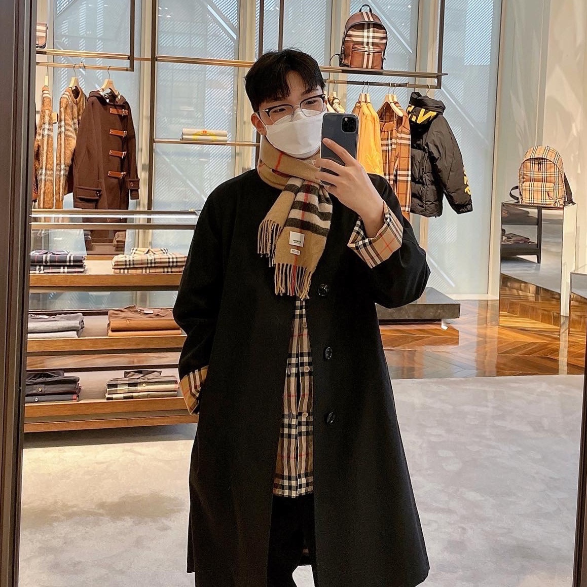 Goyard Voltaire Bag Black, Burberry Camden Car Coat Black 착용 스타일 - 3