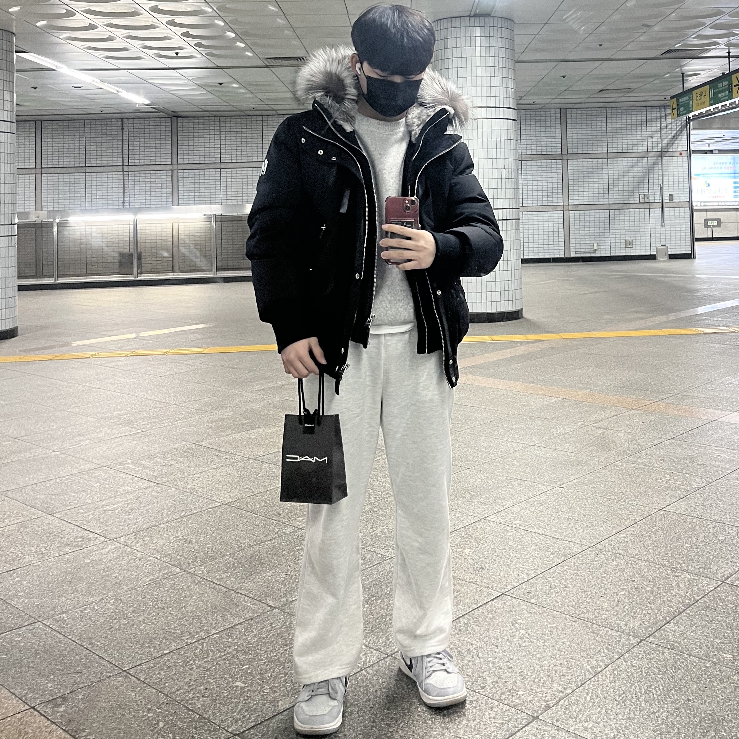 Mackage Dixon 2-In-1 Nordic Tech Down Bomber with Silver Fox Fur Black Silver, Jordan 1 Low Golf Wolf Grey 착용 스타일
