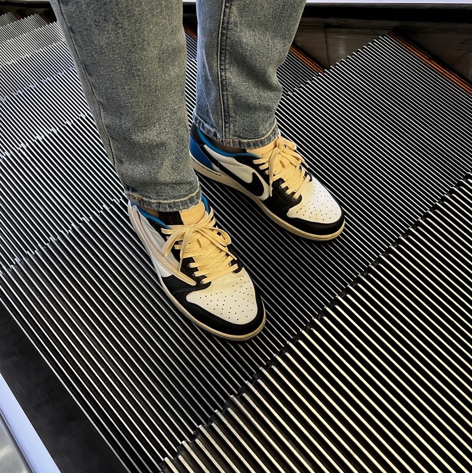 Jordan 1 x Travis Scott x Fragment Retro Low OG SP Military Blue 착용 스타일