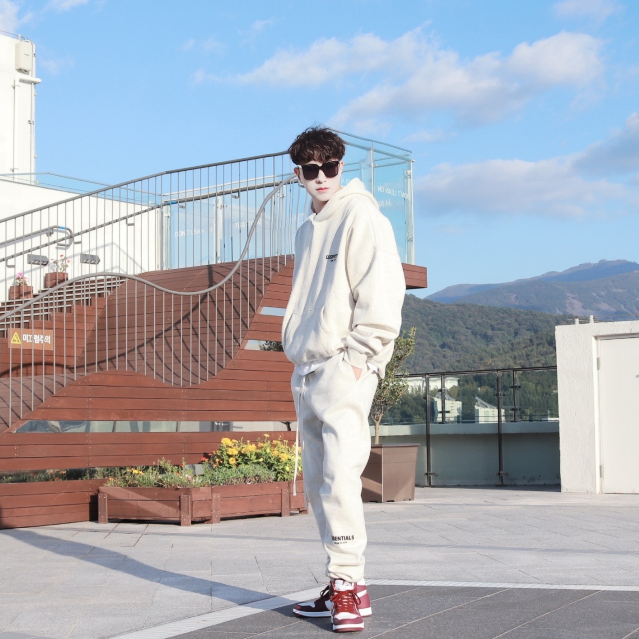 Essentials The Core Collection Hoodie Light Oatmeal, Essentials The Core Collection Sweatpants Light Oatmeal 착용 스타일 - 5