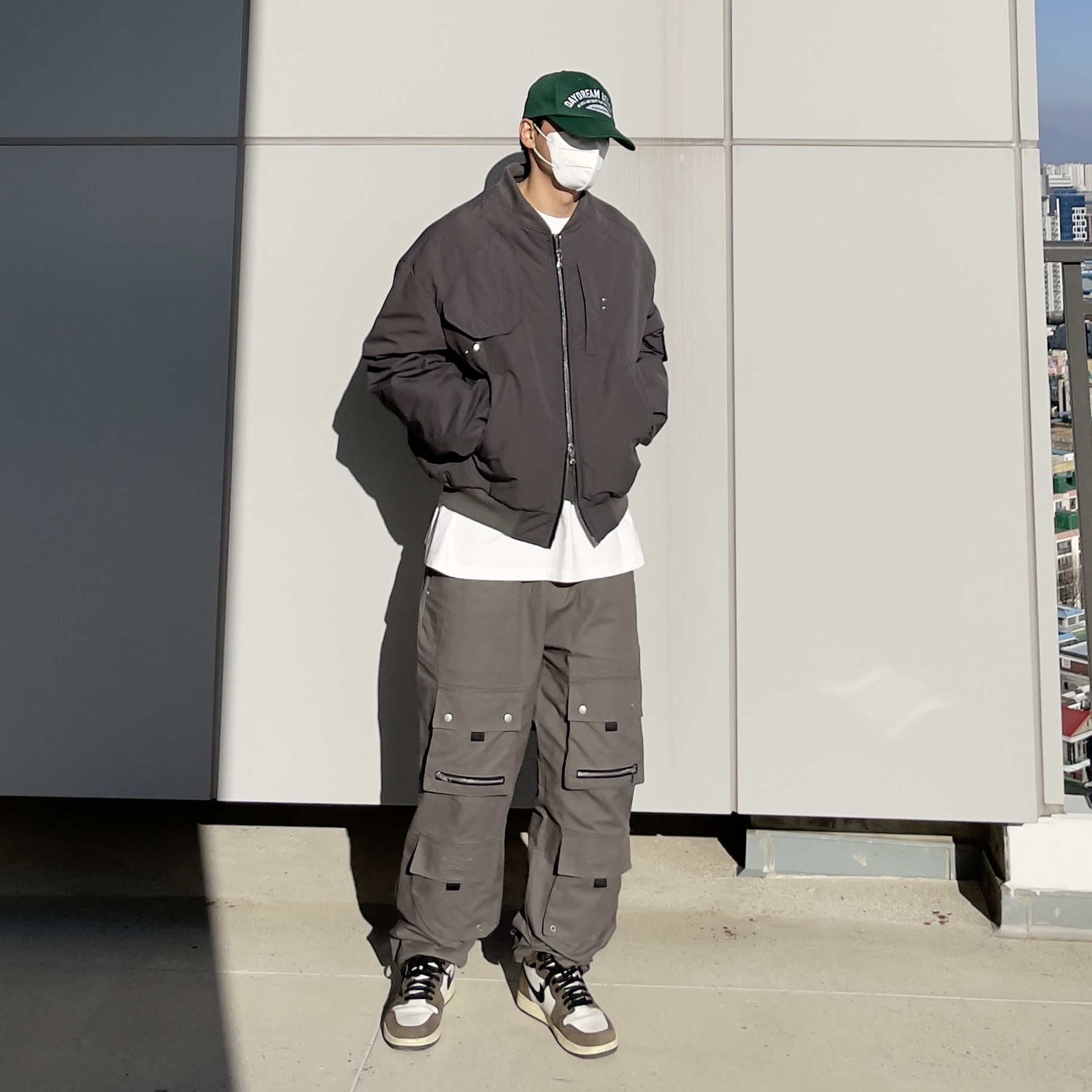 Jordan 1 x Travis Scott Retro High OG SP Mocha, Undermycar Ababell Multi Flap Oversized Bomber Balsam Green - 22SS 착용 스타일
