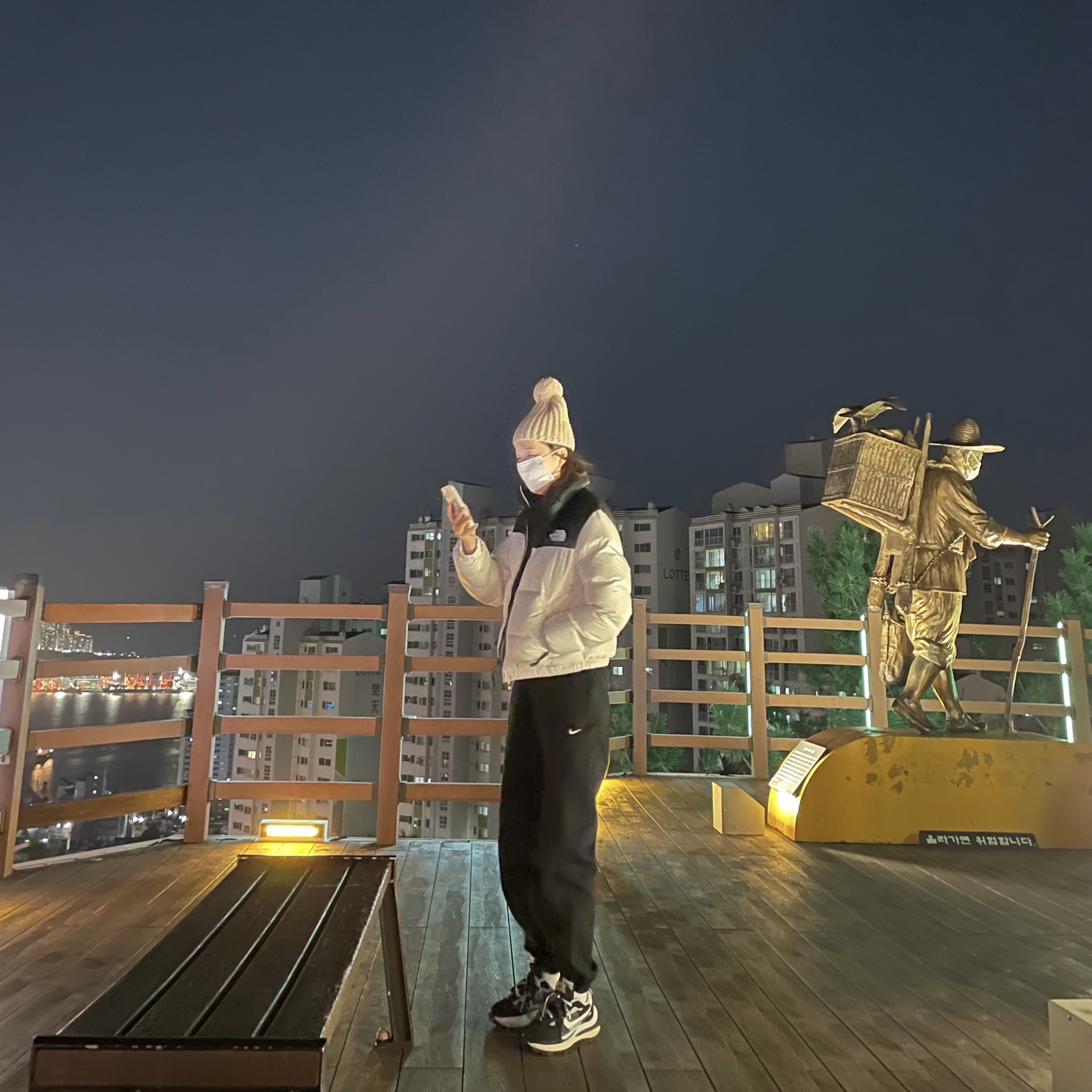 (W) The North Face Nuptse Hybrid Down Ball Jacket Ivory, Nike NRG Solo Swoosh Crew Fleece Black White - US/EU 착용 스타일