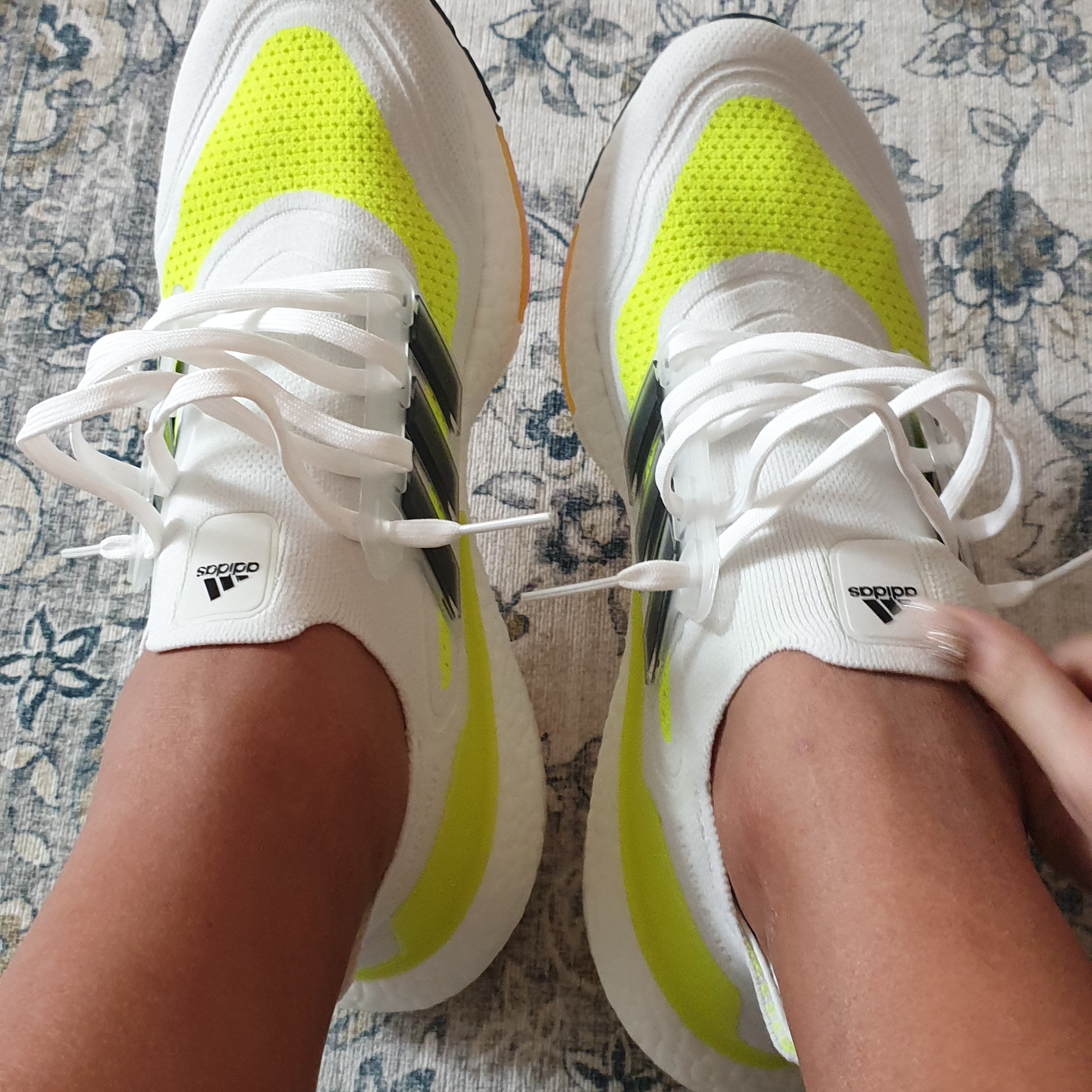 Adidas Ultraboost 21 Solar Yellow 착용 스타일 - 3