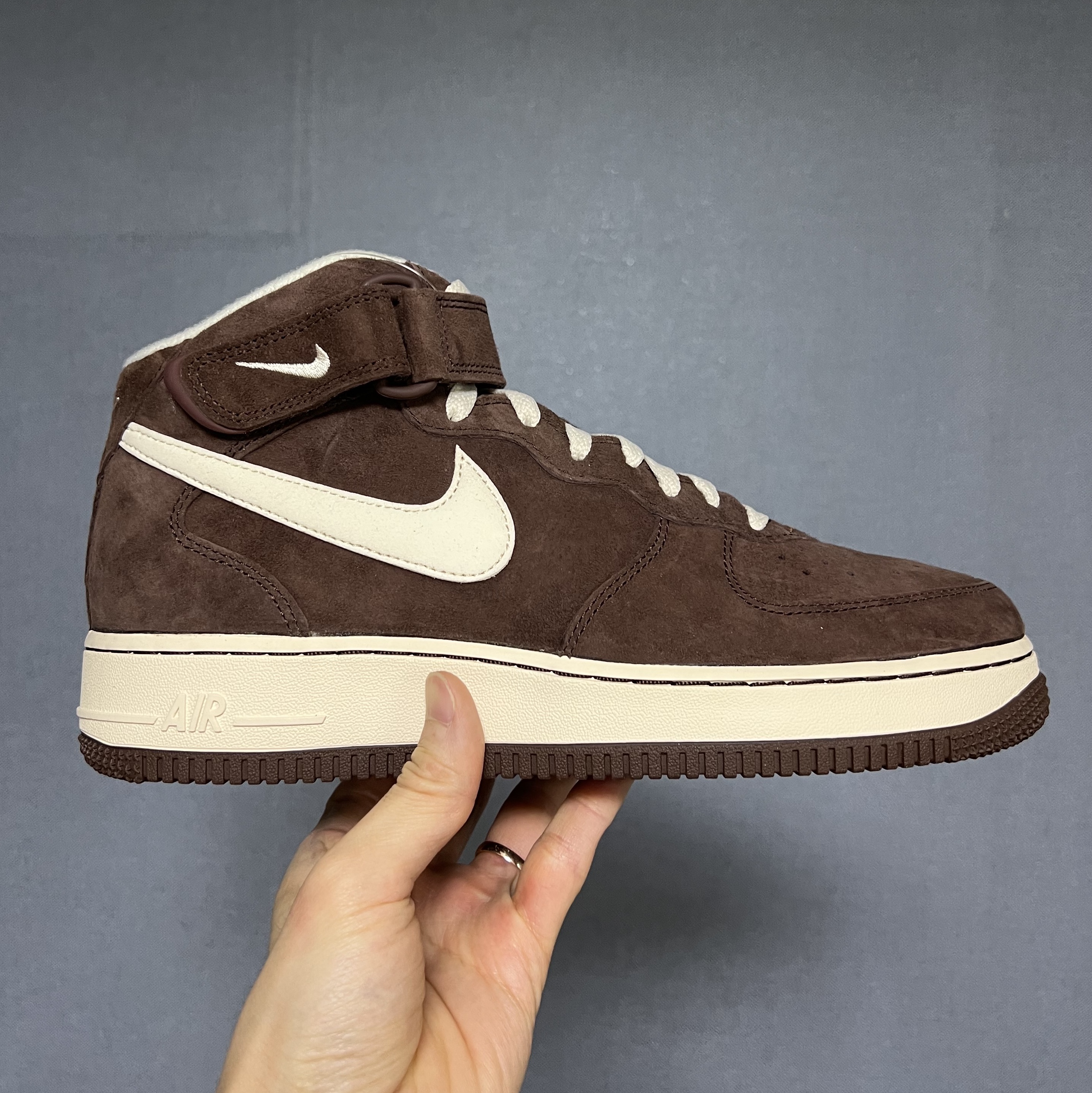 Nike Air Force 1 Mid '07 QS Chocolate 착용 스타일 - 2