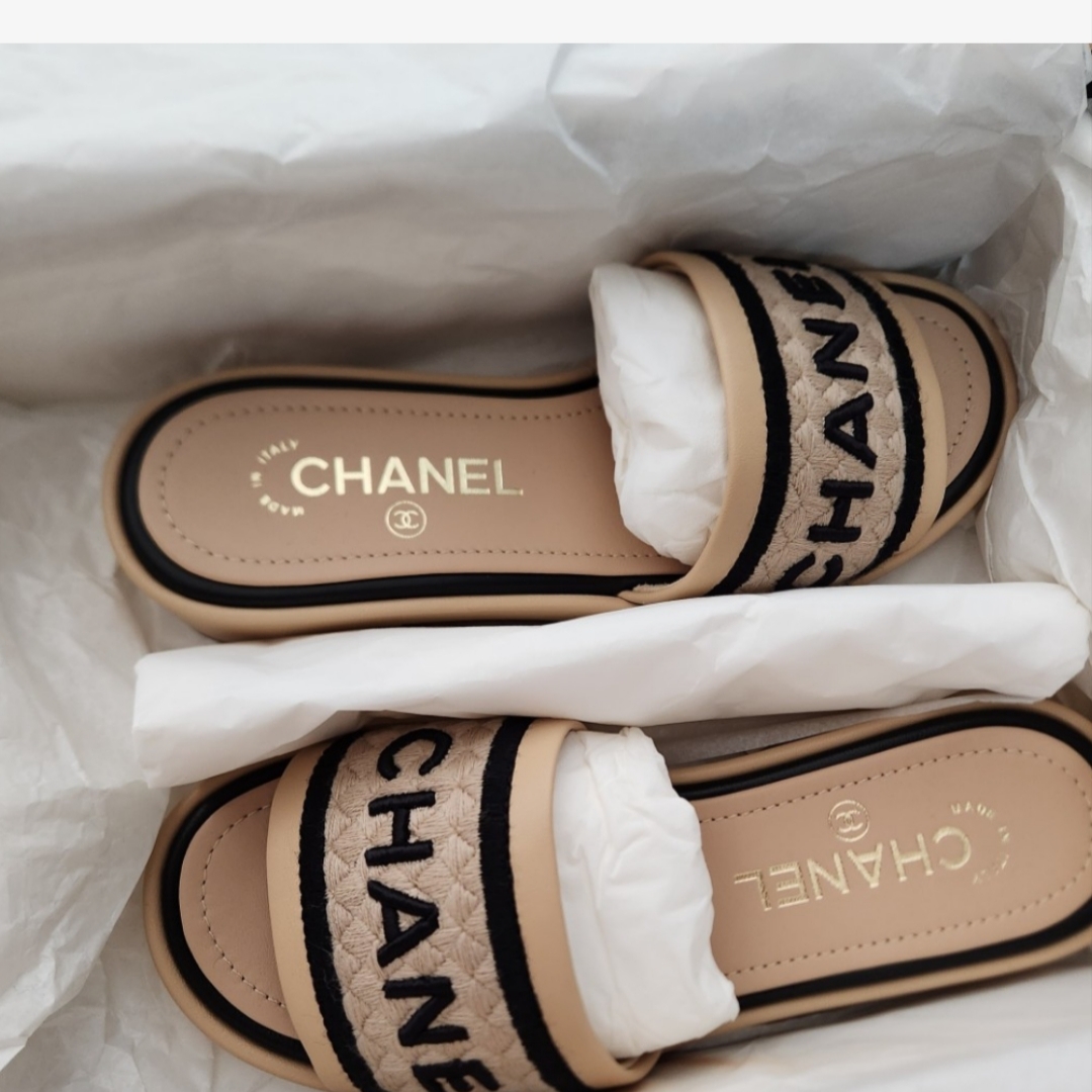 (W) Chanel Mules Lambskin Embroideries & Beige Black 착용 스타일